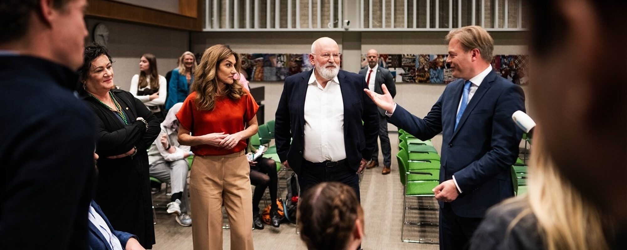 Frans Timmermans (GroenLinks-PvdA), Pieter Omtzigt (NSC), Caroline van der Plas (BBB) en Dilan Yesilgöz (VVD) in gesprek met studenten na het verkiezingsdebat van College Tour.