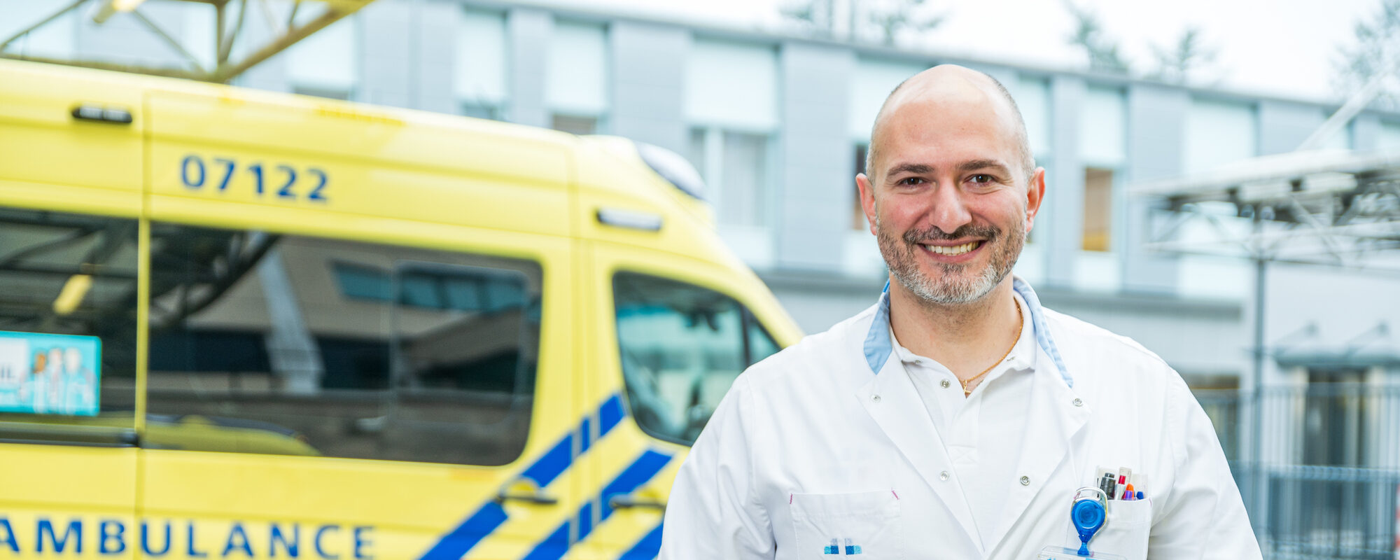 Spoedeisendehulparts Gor Khatchikyan voor een ambulance