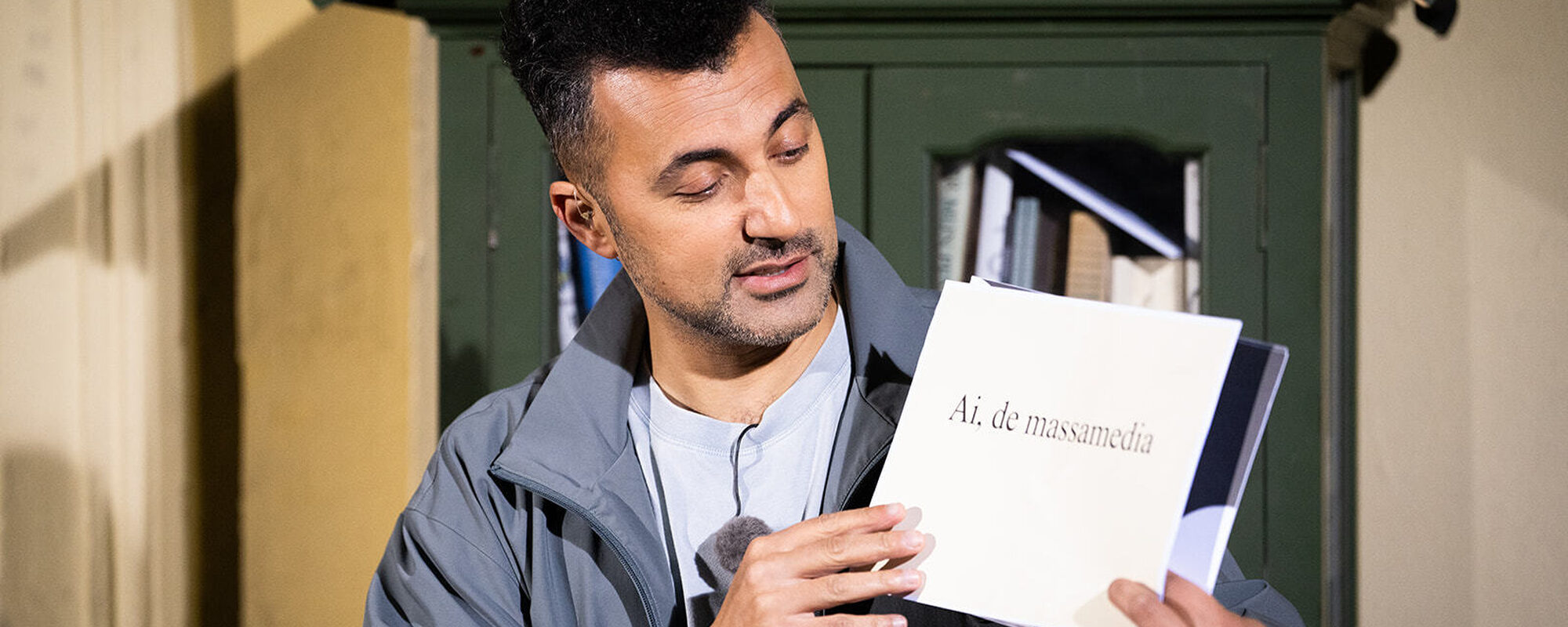 Presentator Ozcan Akyol bij zijn Mini Bieb