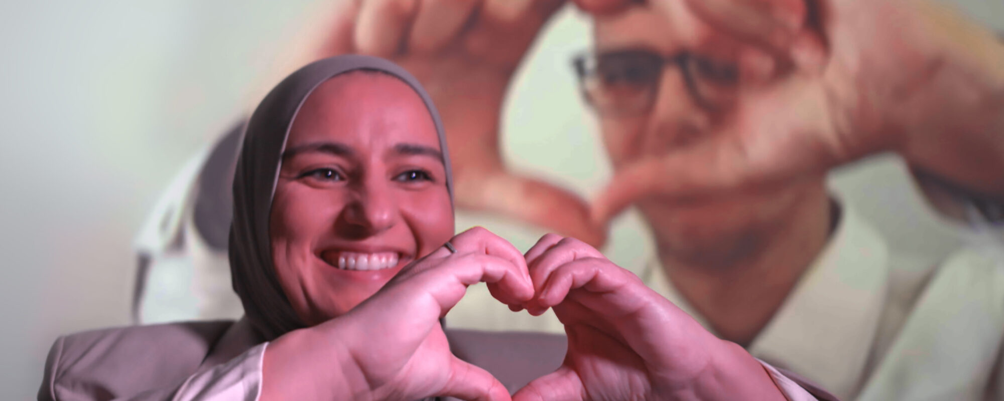 Nora Akachar maakt een hartje met haar handen