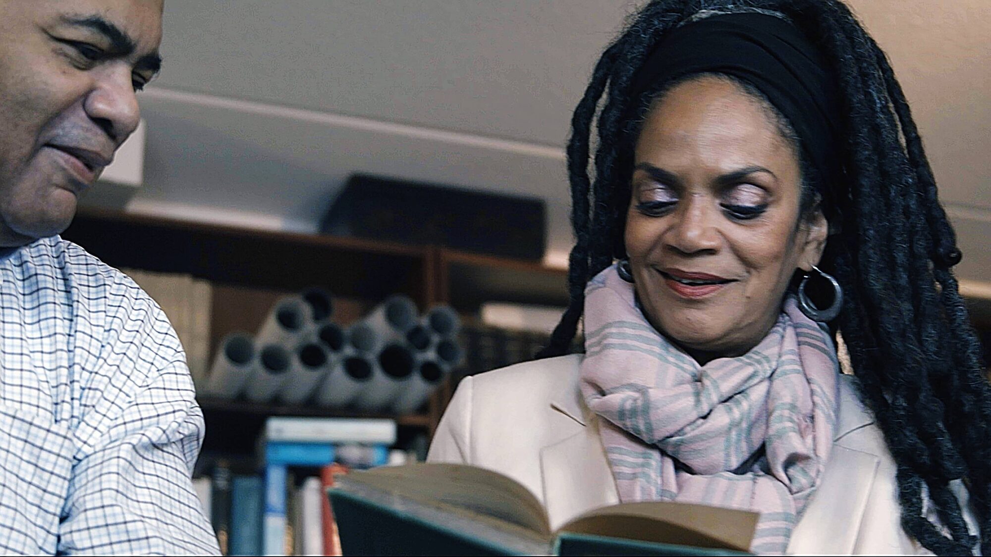 Presentatrice Aldith Hunk leest in een erfstuk.