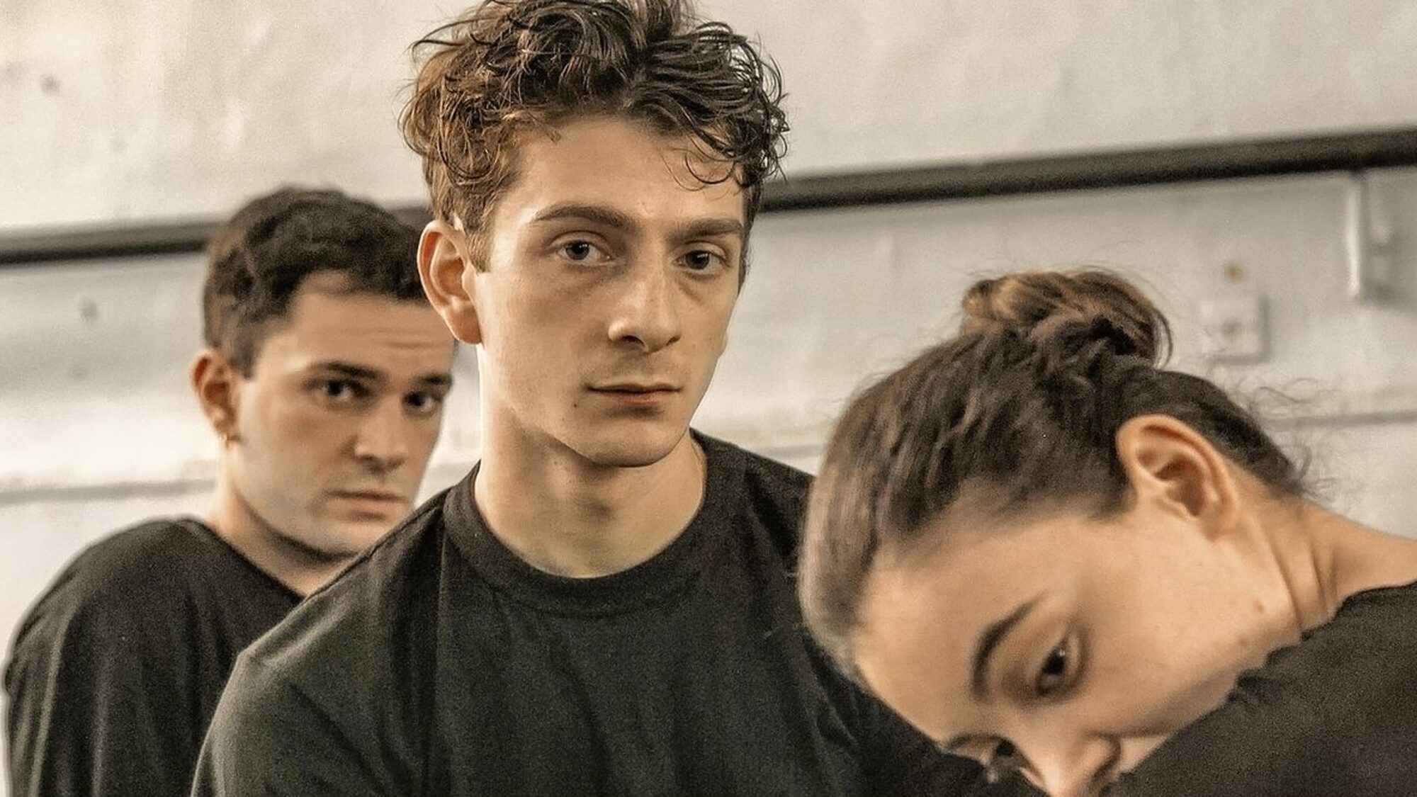 Drie dansers uit de film kijken in de camera.