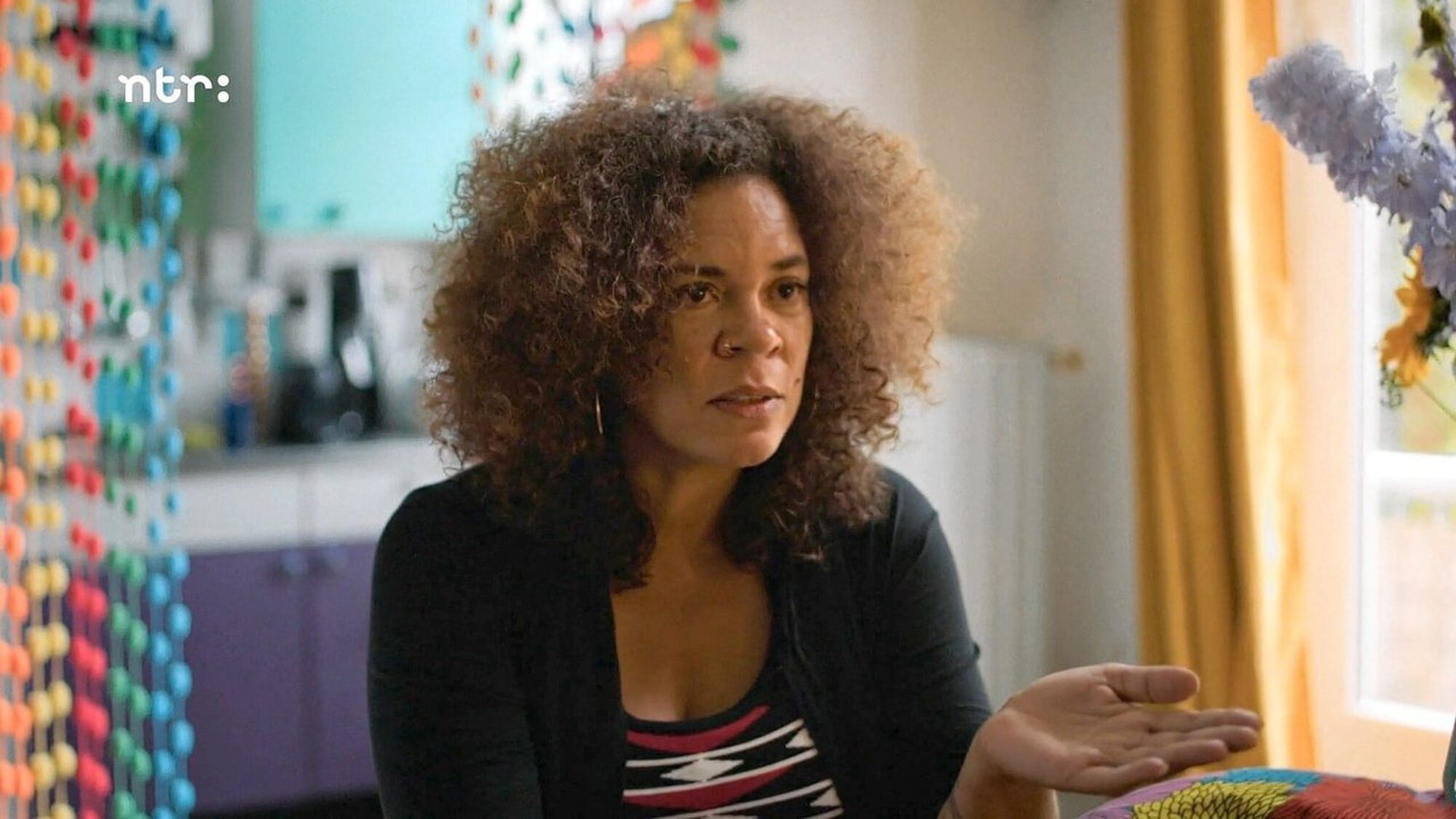 Babs Gons wordt geïnterviewd in haar kleurrijke huis