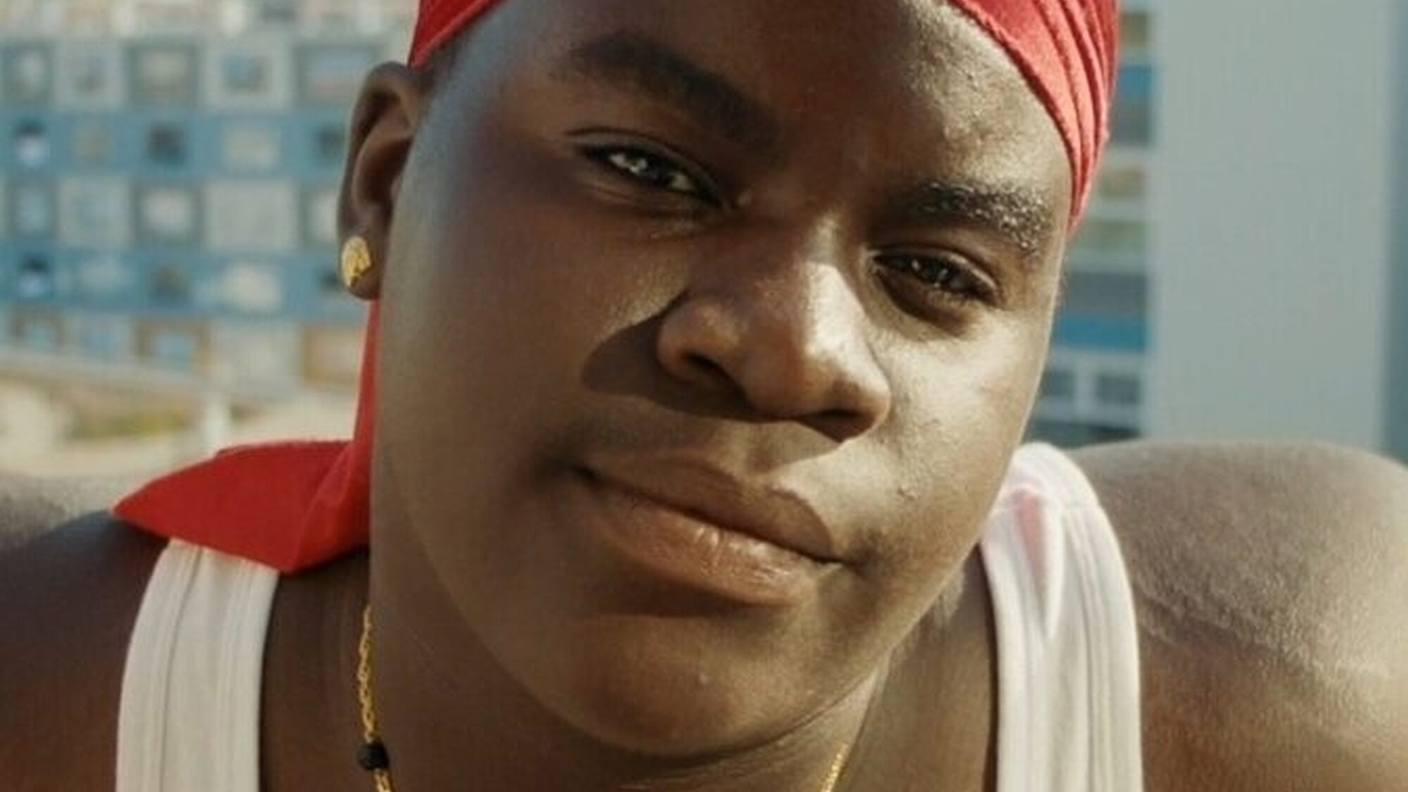 Shabu op het balkon van de flat de Peperklip, waar hij woont.