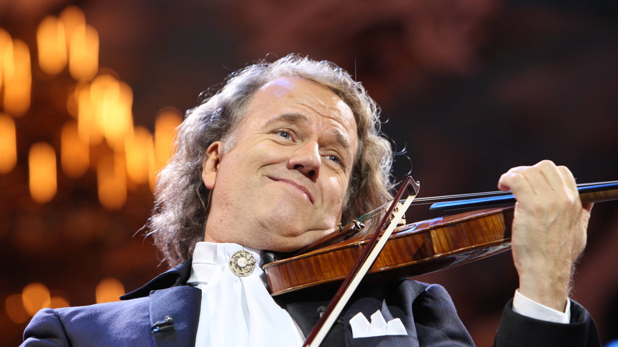 Man speelt blij de viool