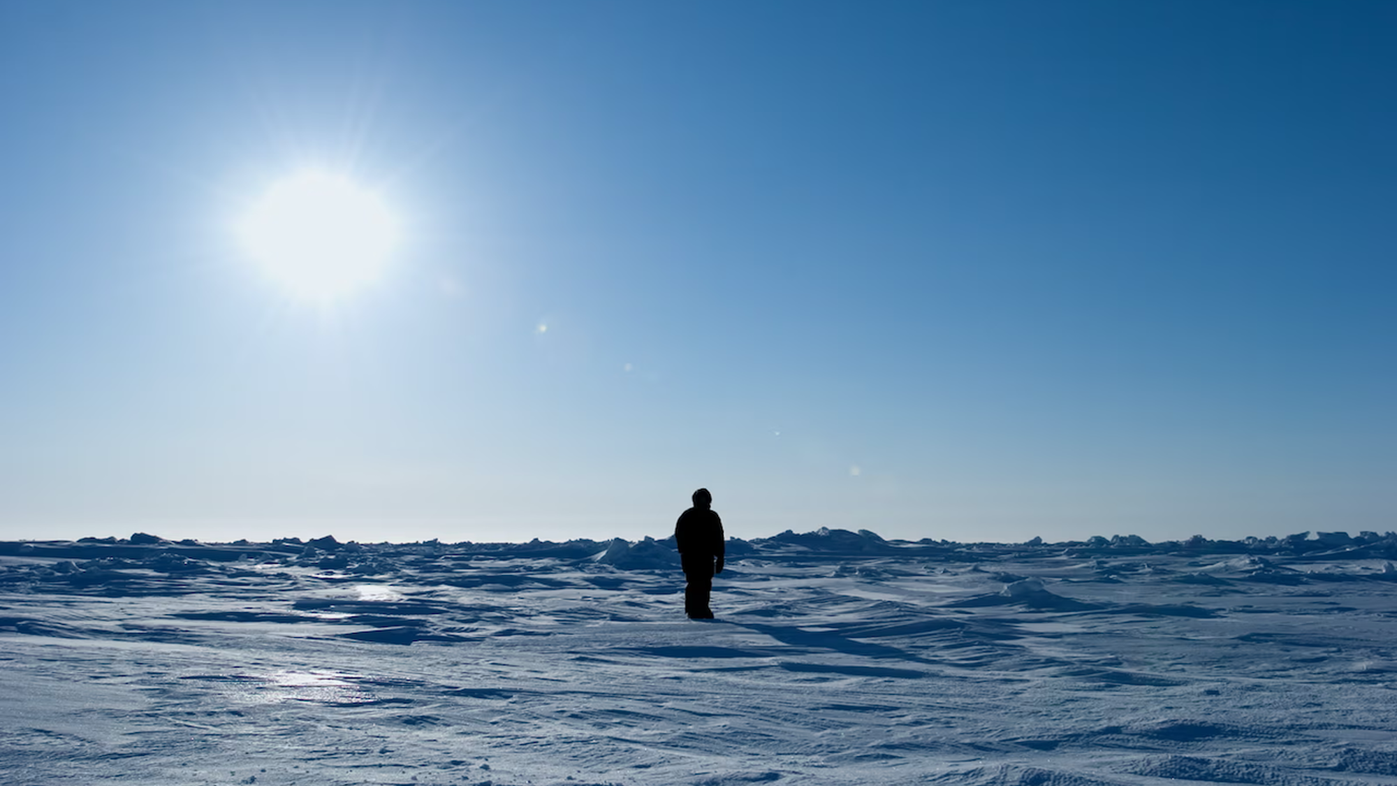 Still uit de film 'Nummer negen, the day I didn't turn with the world, 2007' van kunstenaar Guido van der Werve. Hij staat hier op de Noordpool en de zon schijnt.