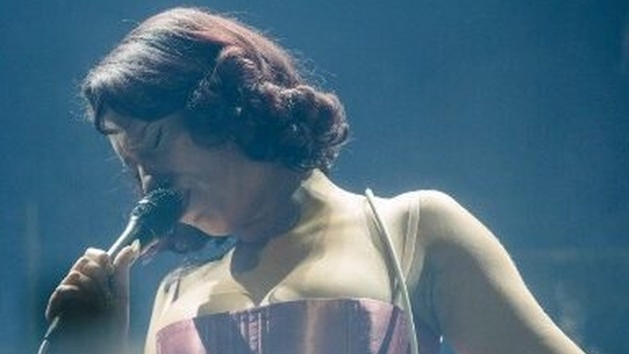 Zangeres Raye zingt op het podium