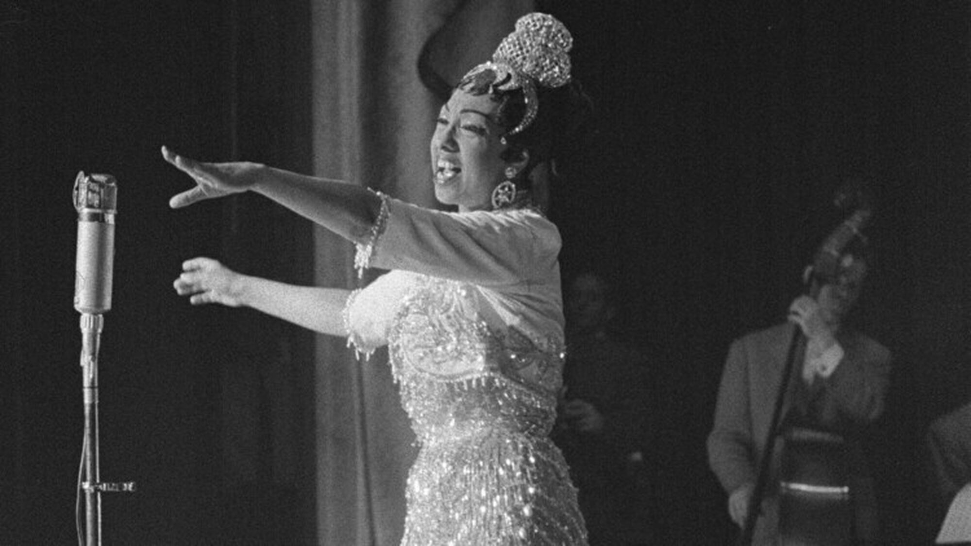 Josephine Baker zingt op het podium.