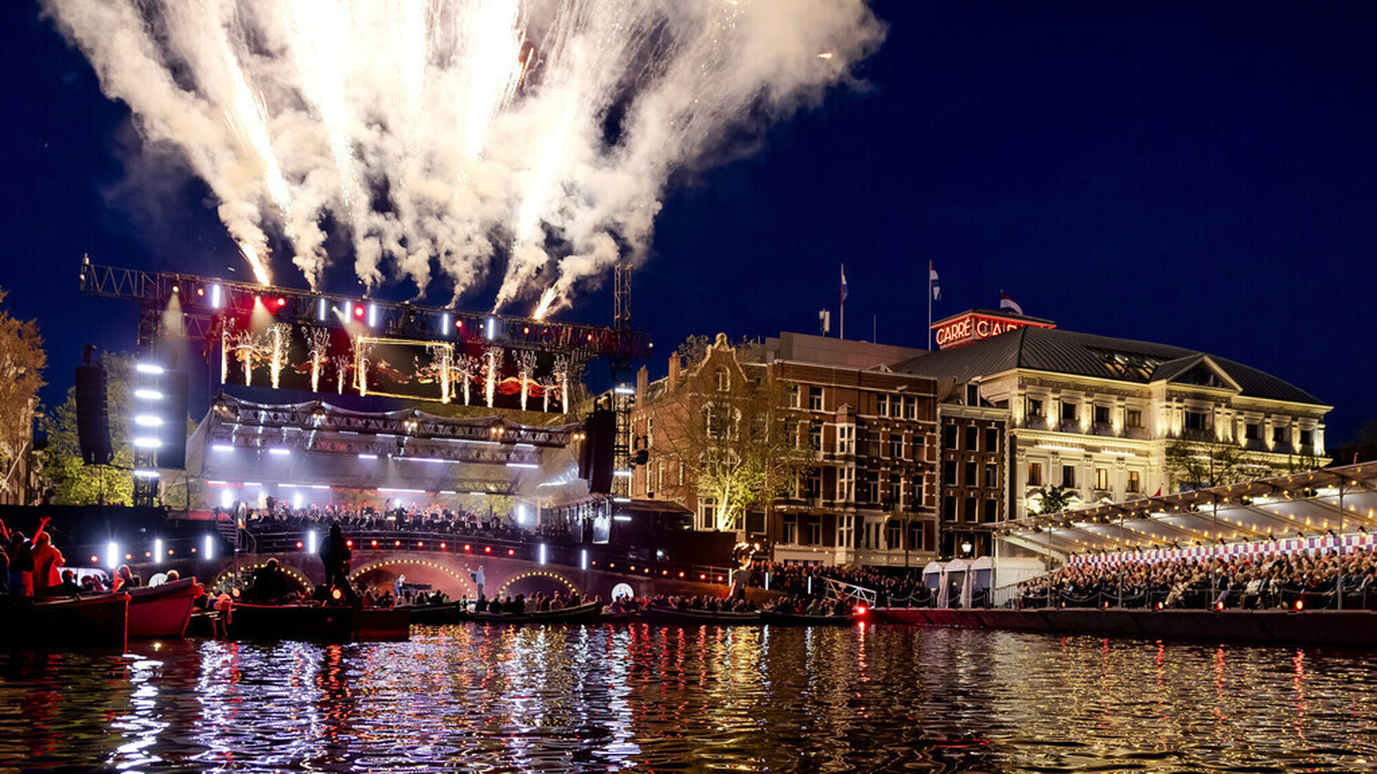Vuurwerk in de avond bij Carré