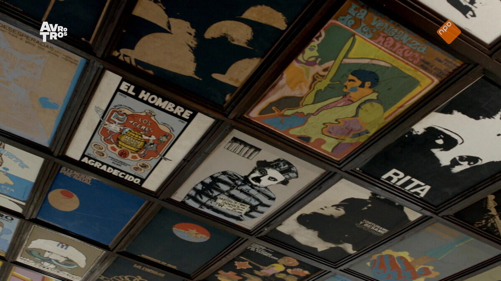 Cubaanse filmposters hangen aan het plafond.