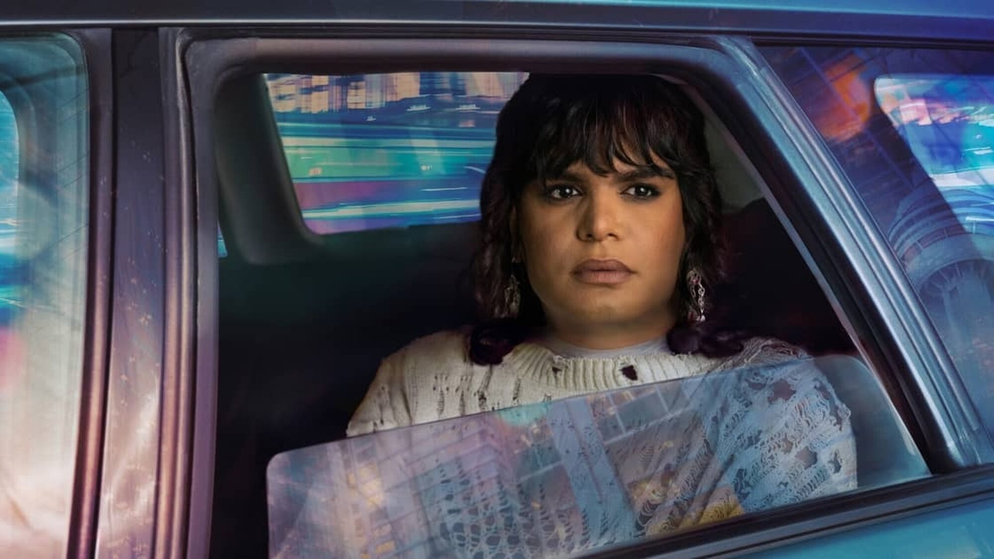 Vrouw kijkt uit het raam van de achterbank van een auto