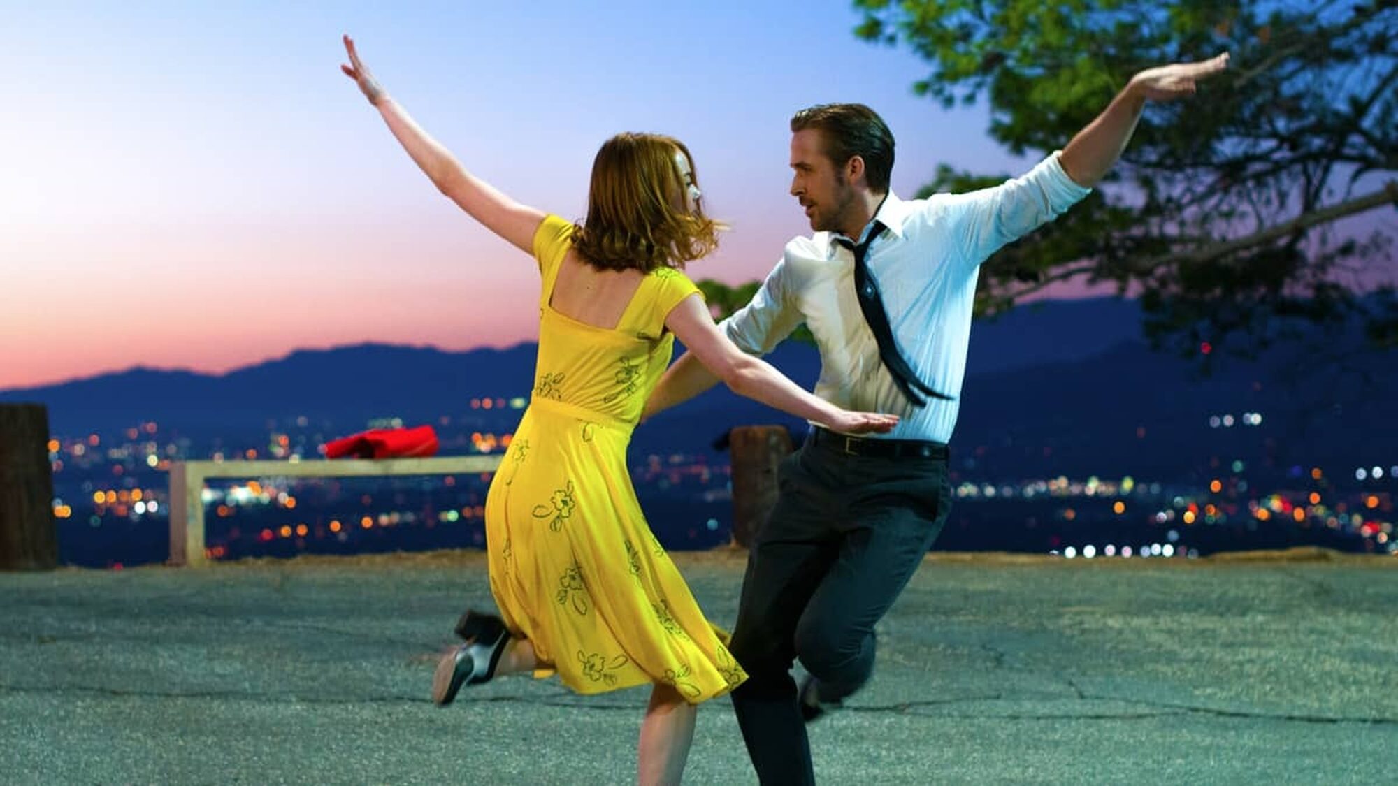 De hoofdpersonages uit La La Land dansen met elkaar