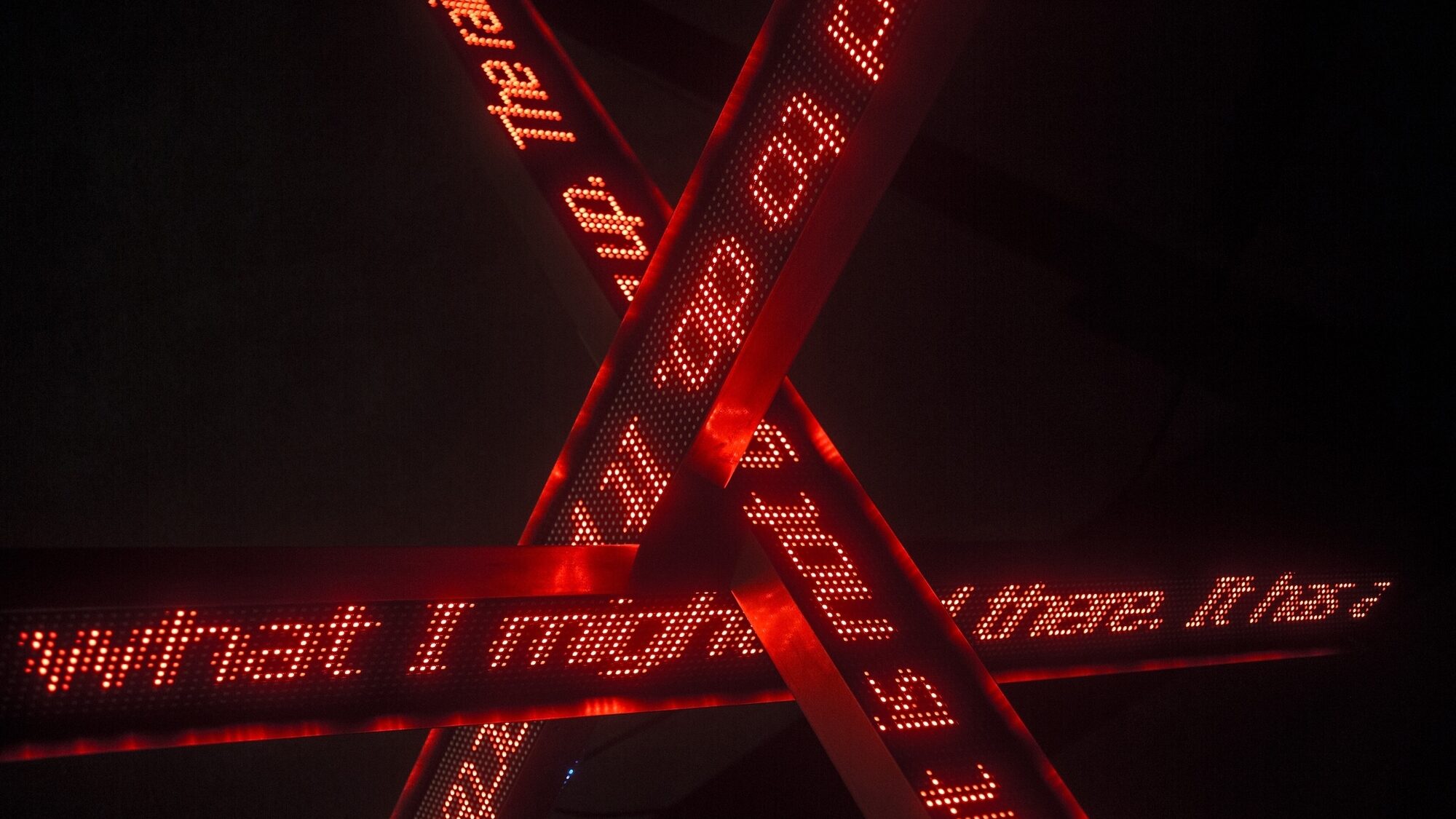 Kunstwerk The Archive of Spatial Knowledge van Irakli Sabekia. Een anti-tank barricade waarop in rode letters getuigenissen te lezen zijn.