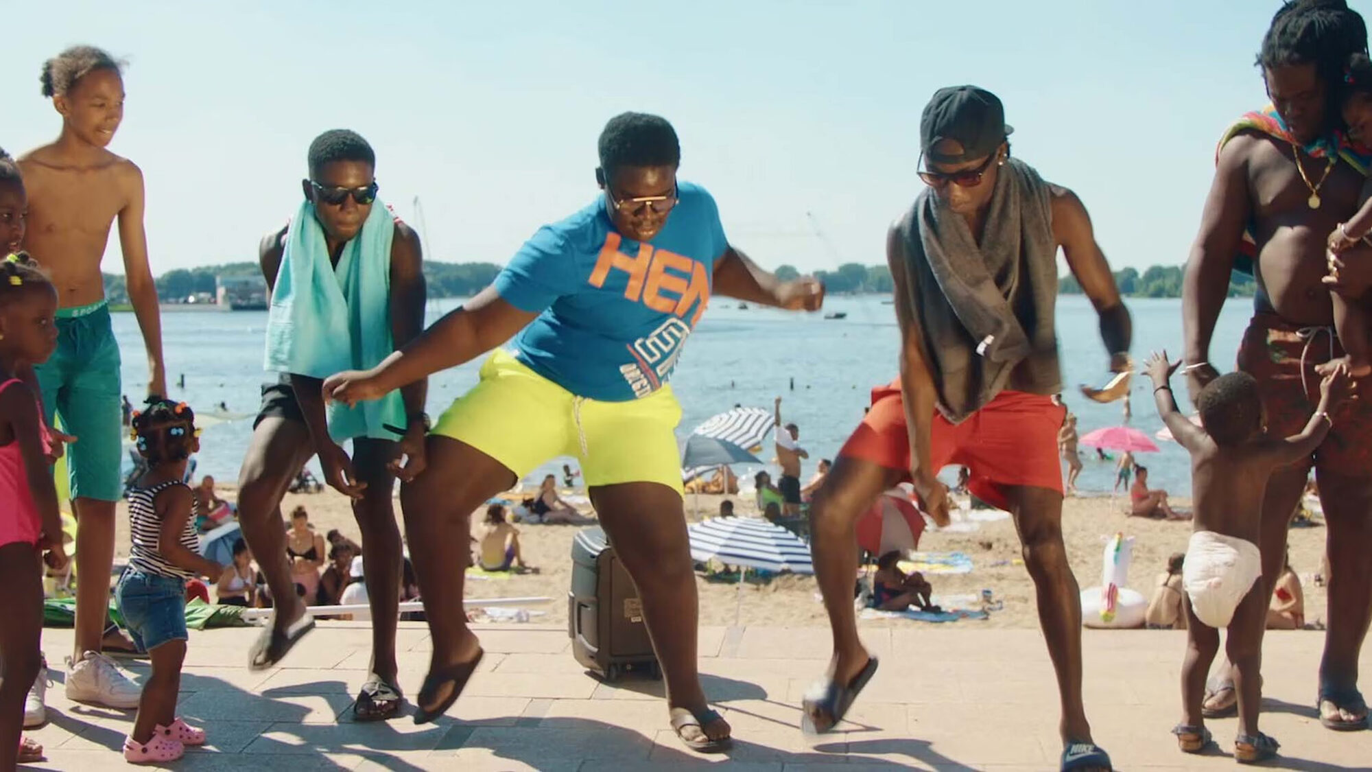 Shabu danst met zijn vrienden op het strand.