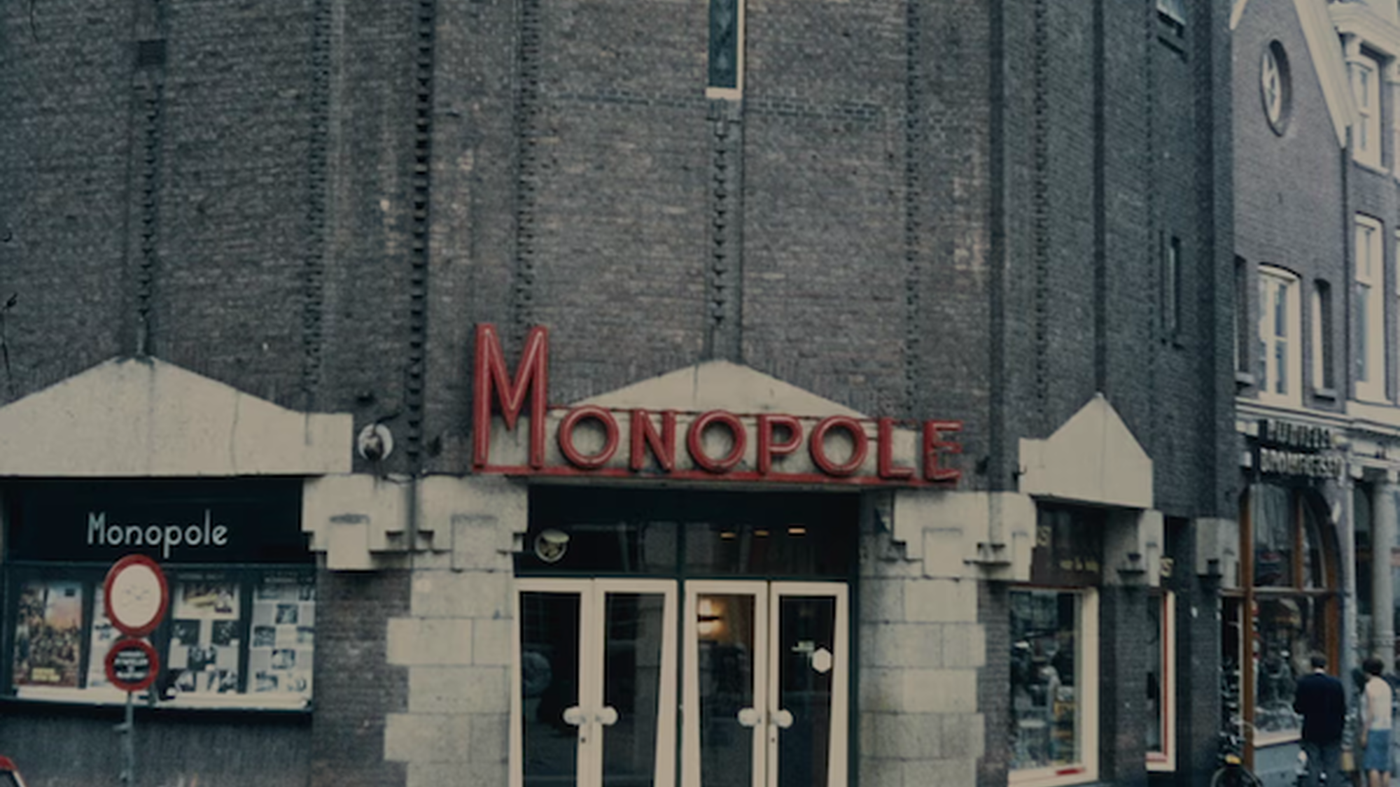 Foto van de gevel van de Monopole in 1965