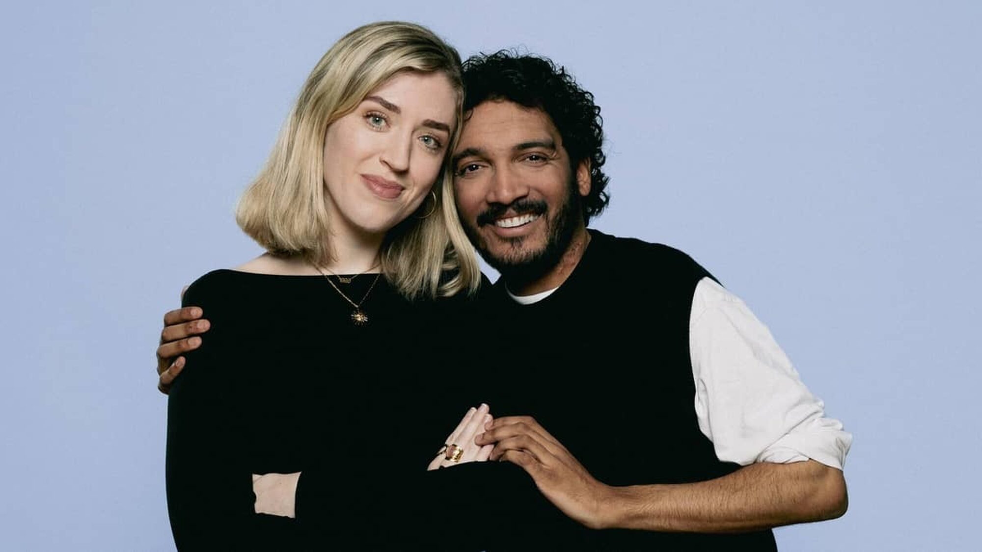 Een duo uit keurmeester kijkt lief naar de camera