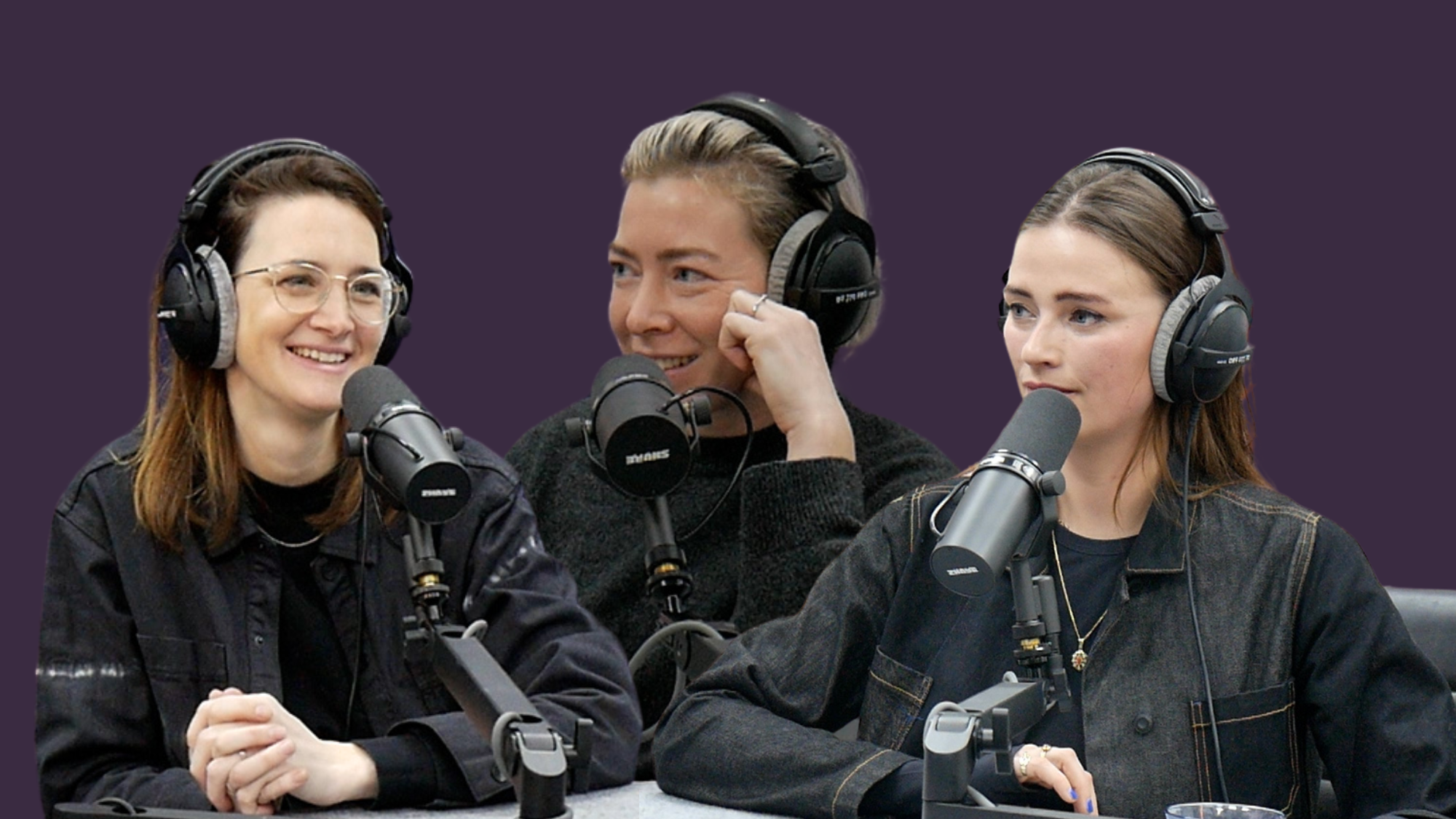 Drie jonge witte vrouwen zitten aan een grijze tafel met microfoons. Ze hebben allemaal een zwarte koptelefoon op. De linker vrouw heeft middelkort bruin haar. Ze draagt een lichte ronde bril en een zwarte blouse. Op haar gezicht heeft ze een glimlach. De middelste vrouw heeft kort blond haar en draagt een zwarte trui. Ze kijkt lachend naar links. De rechter vrouw heeft lang bruin haar en draagt een overhemd van grijze en donkerblauwe spijkerstof. Ze kijkt neutraal naar links.