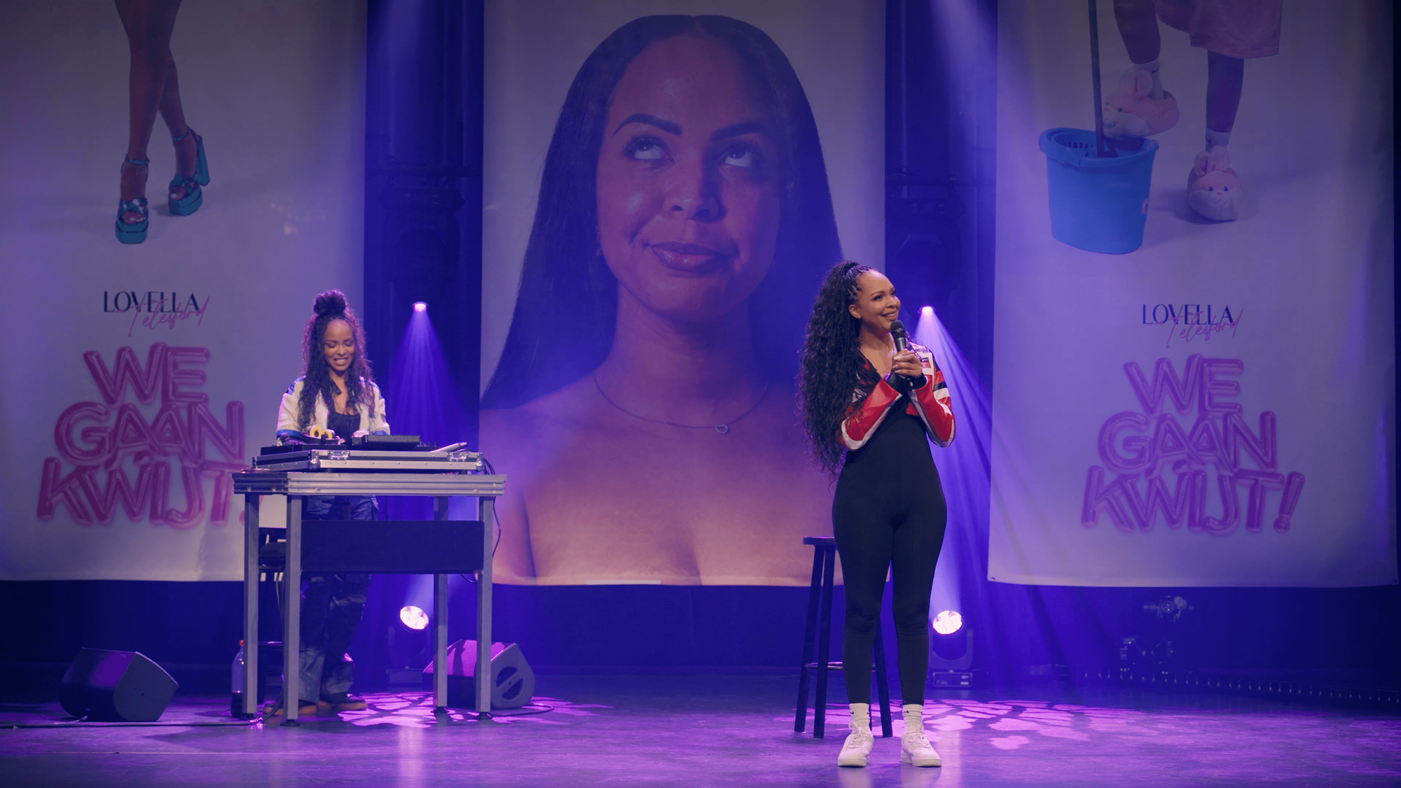 Lovella treedt op haar zus op het podium