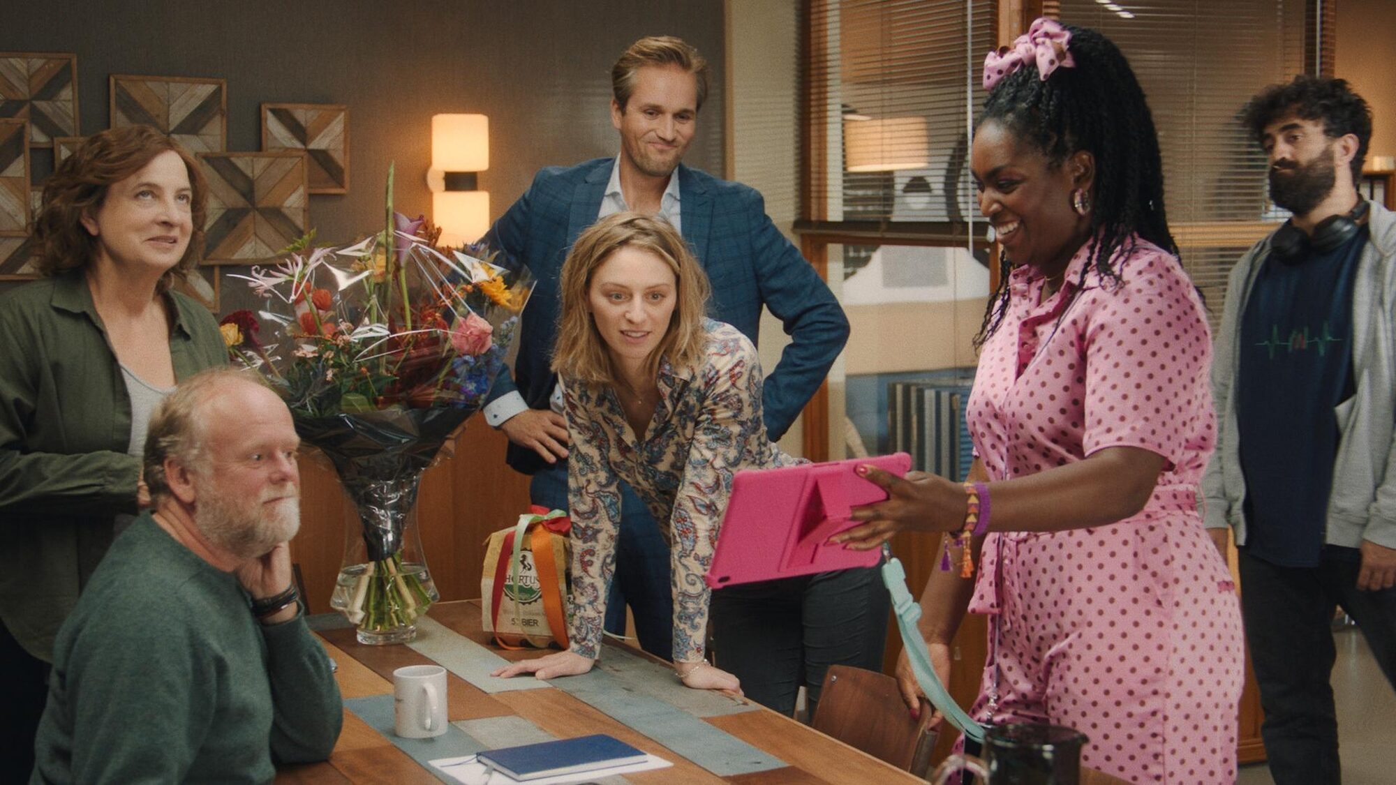 4035 reviews CAST Het nieuwe team vlnr Helen Jacqueline Blom Mike Michiel Nooter Tom Lykele Muus Kiki Claire Bender Naomi Quiah Shilue en Mehrdad Saman Amini STILL 1679048206