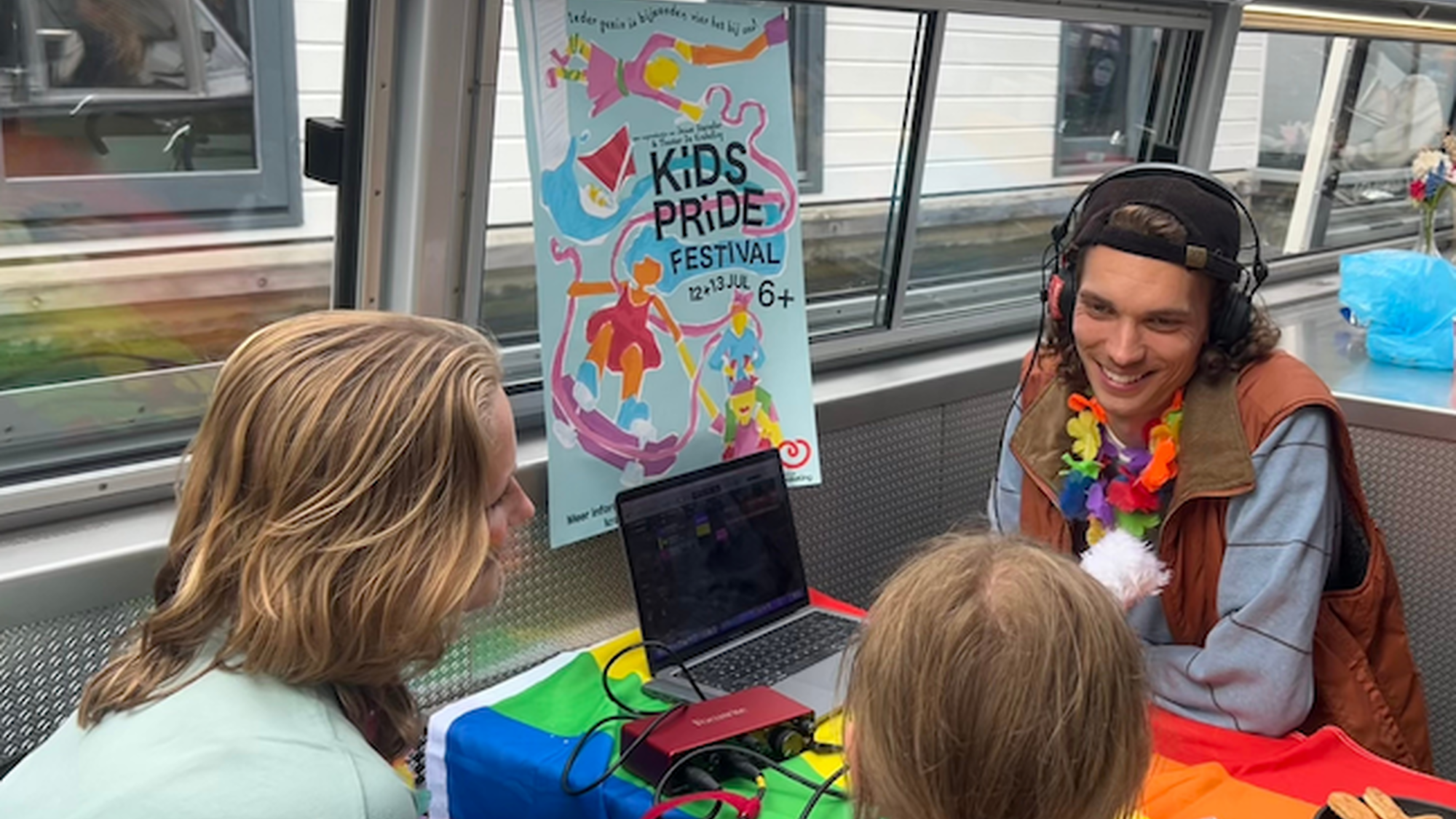 Jesse neemt de podcast op met twee meisjes aan boord van de boot.