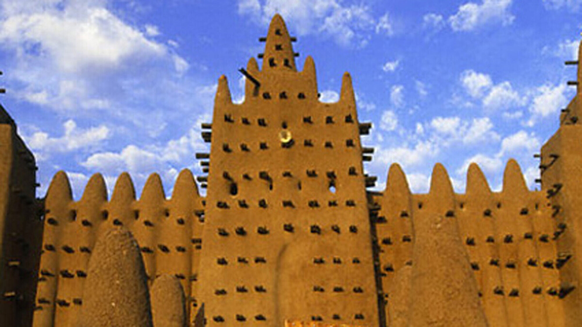 Een huis gemaakt van modder.