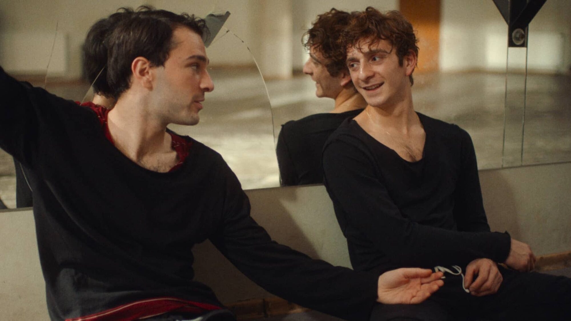 Beeld uit de serie waarin twee jongens met elkaar praten