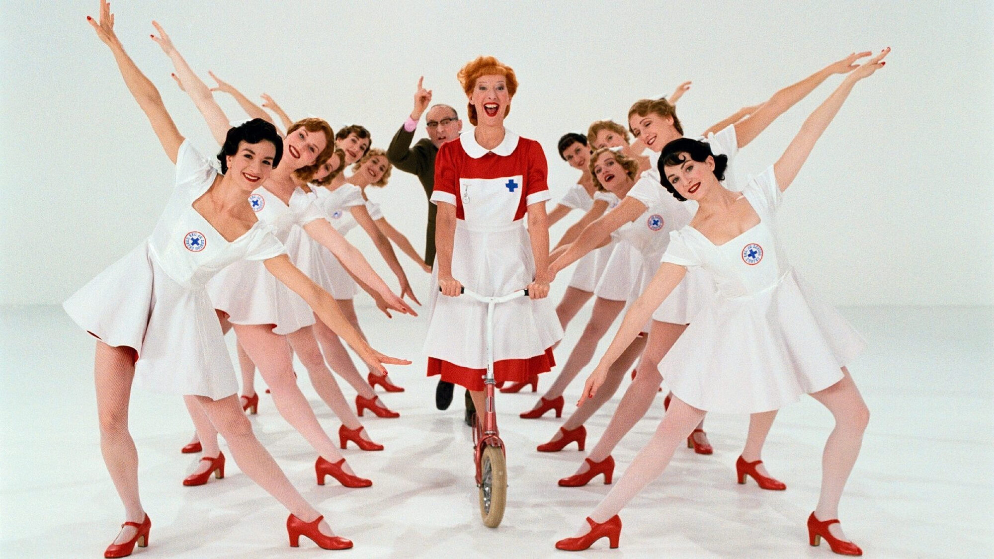 De cast van Ja zuster, nee zuster staan in een uitgestrekte rij met gespreide armen