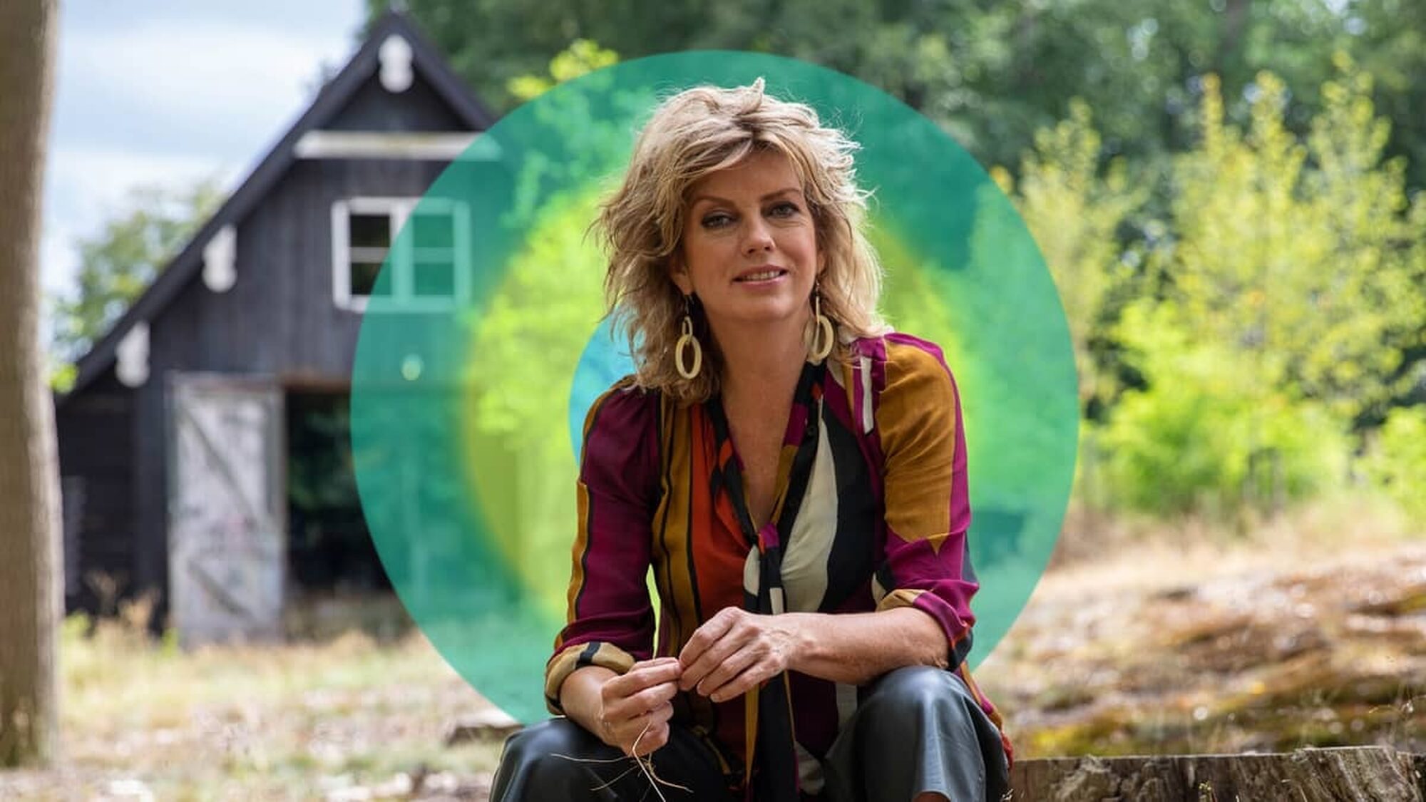 Annemiek Schrijver staat voor de camera