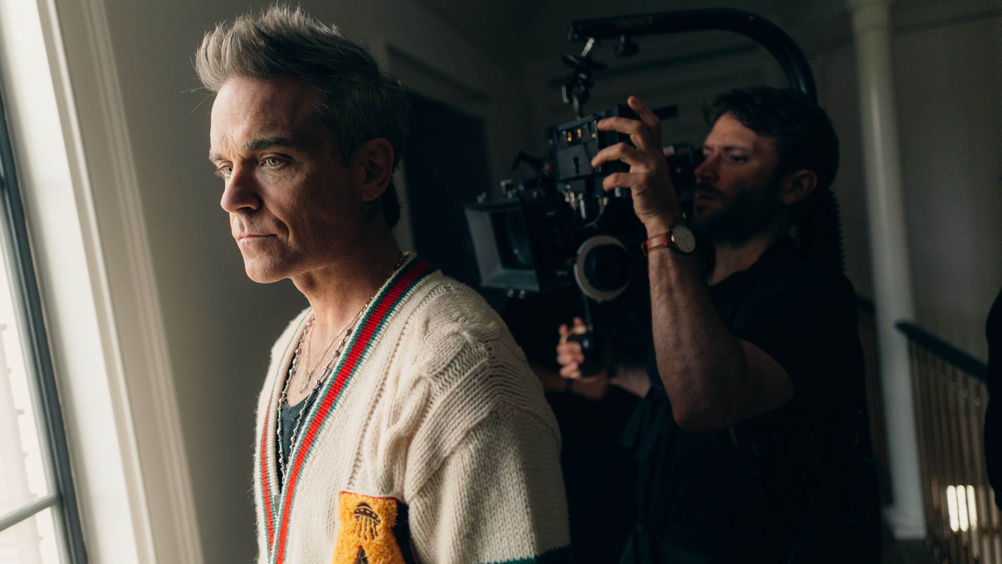 6906 reviews Robbie Williams 1698762062