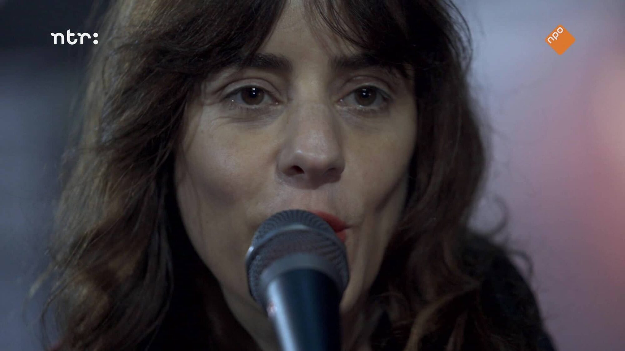 Naomi Velissariou zingt in een microfoon