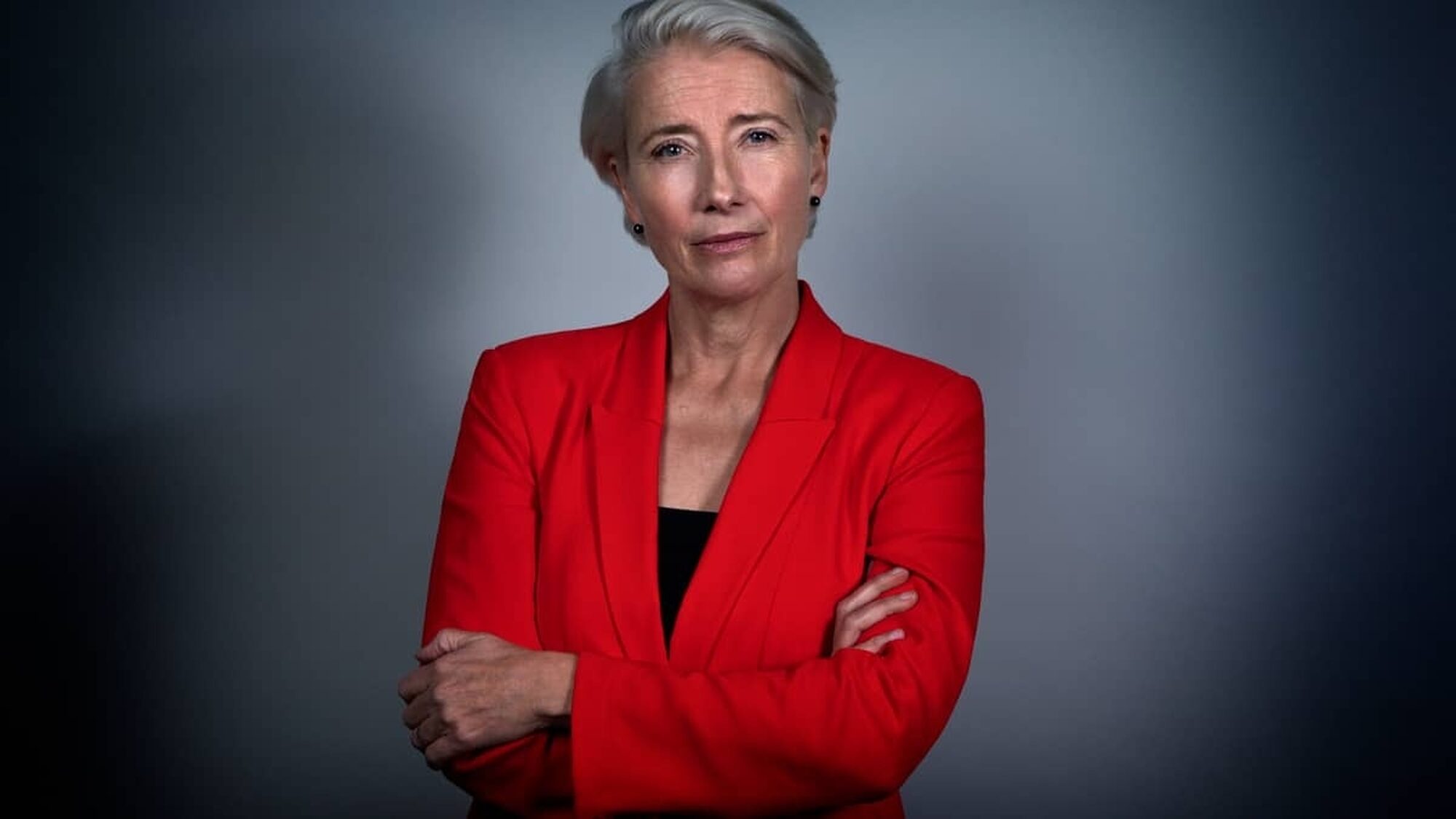 Emma Thompson kijkt naar de camera met haar armen over elkaar