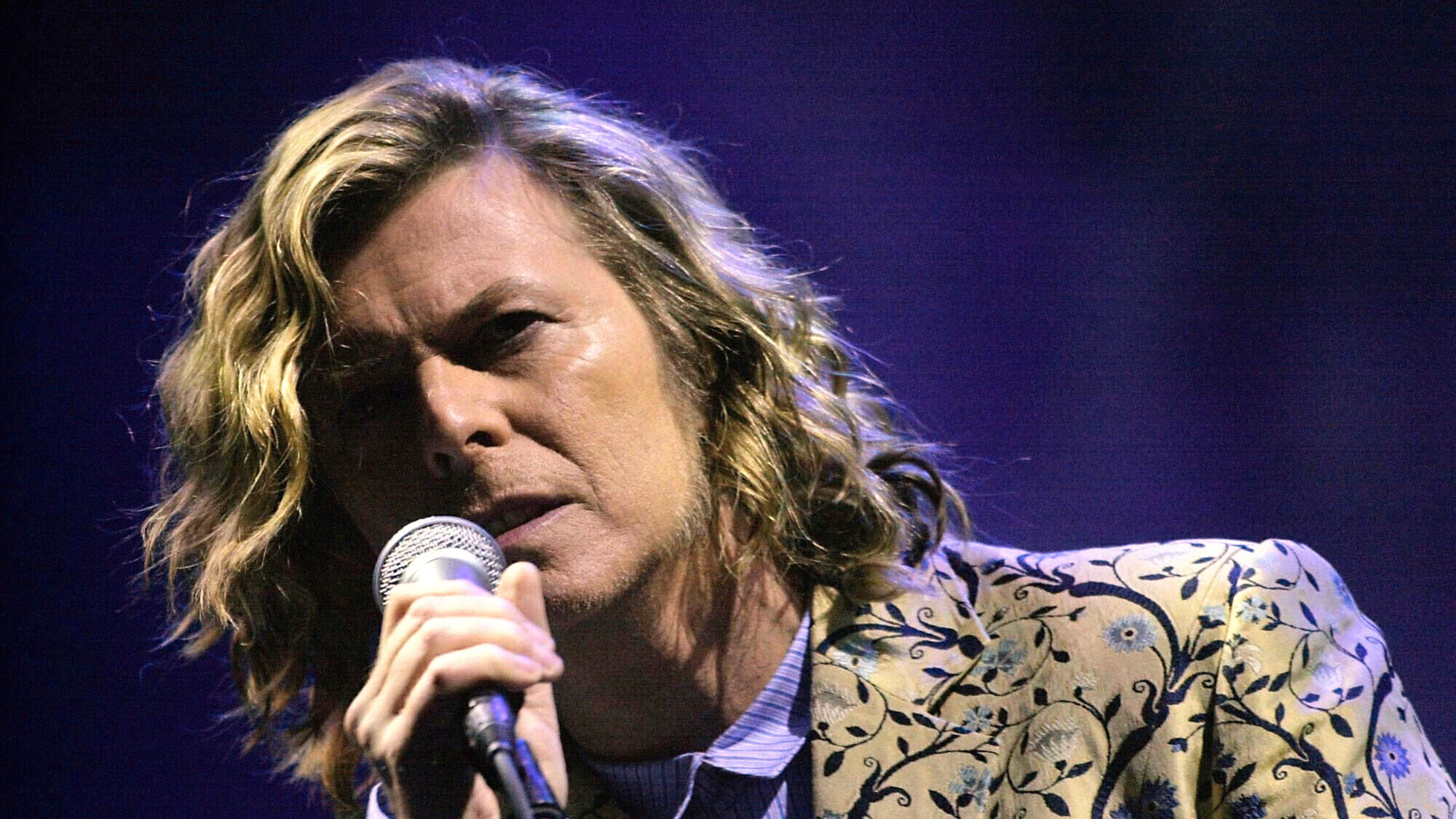 David Bowie op de het podium in 2000