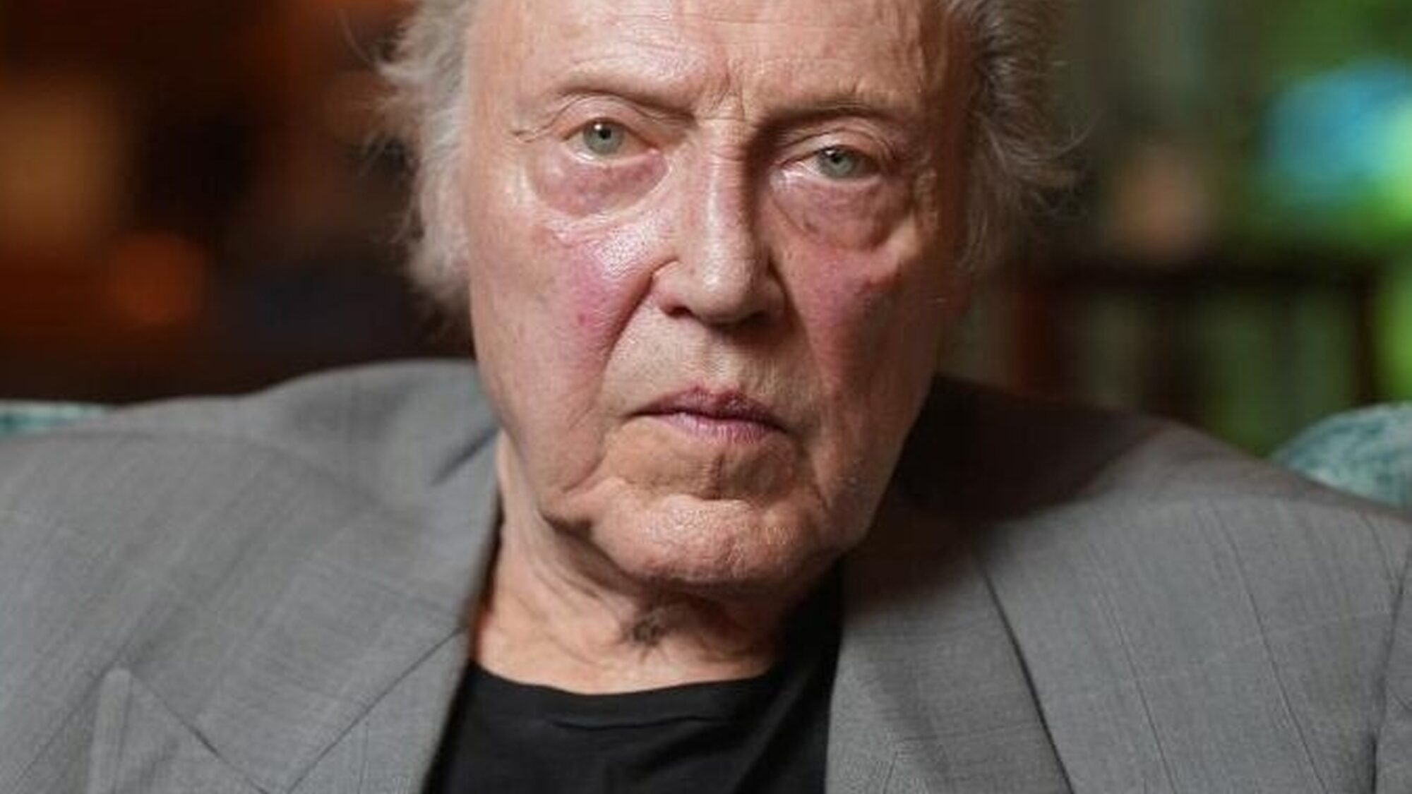 Roger Moore kijkt ernstig in de camera.