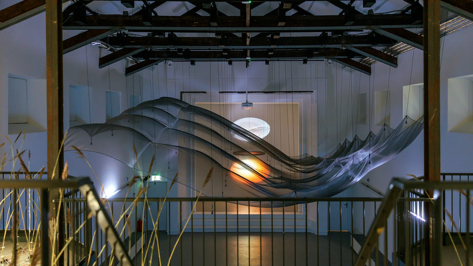 Het werk Unusual Weather Phenomena van Boris Acket. In de achtergrond het werk van Boris Acket & Sabine Marcelis, Sunbeam, Captured II.