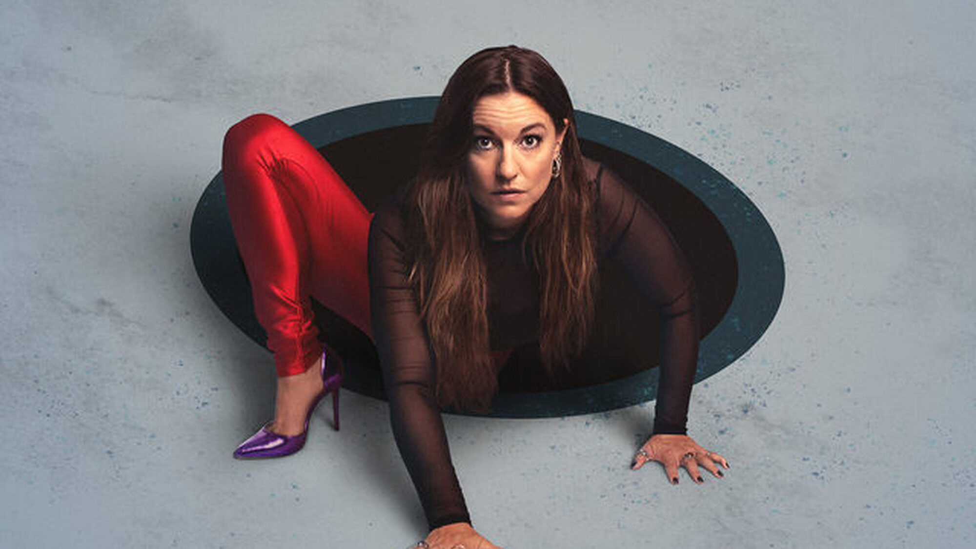 Eva Crutzen kruipt uit een gat uit de bodem.