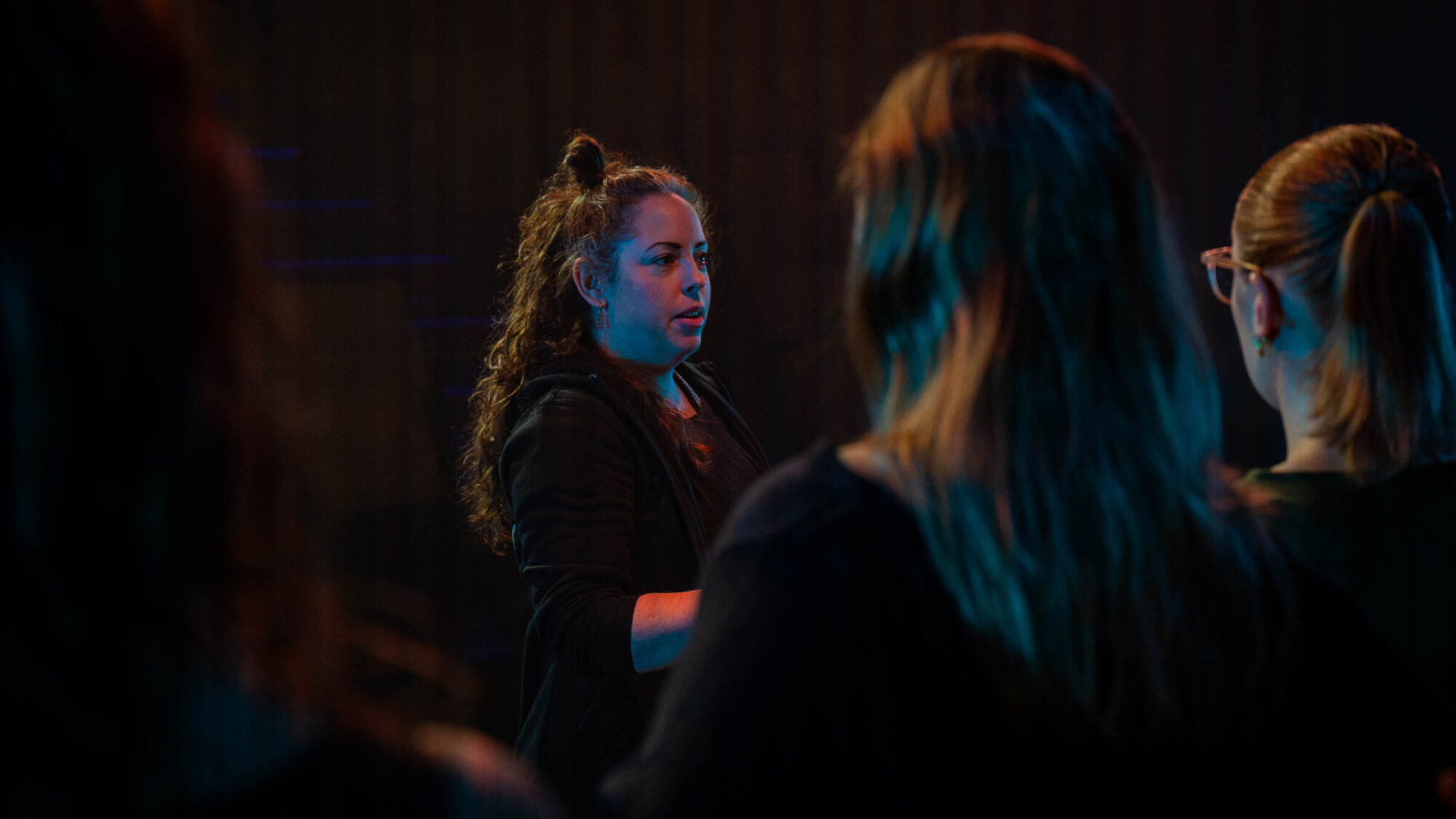 je ziet choreograaf Chiara Re die haar leerlingen feedback geeft