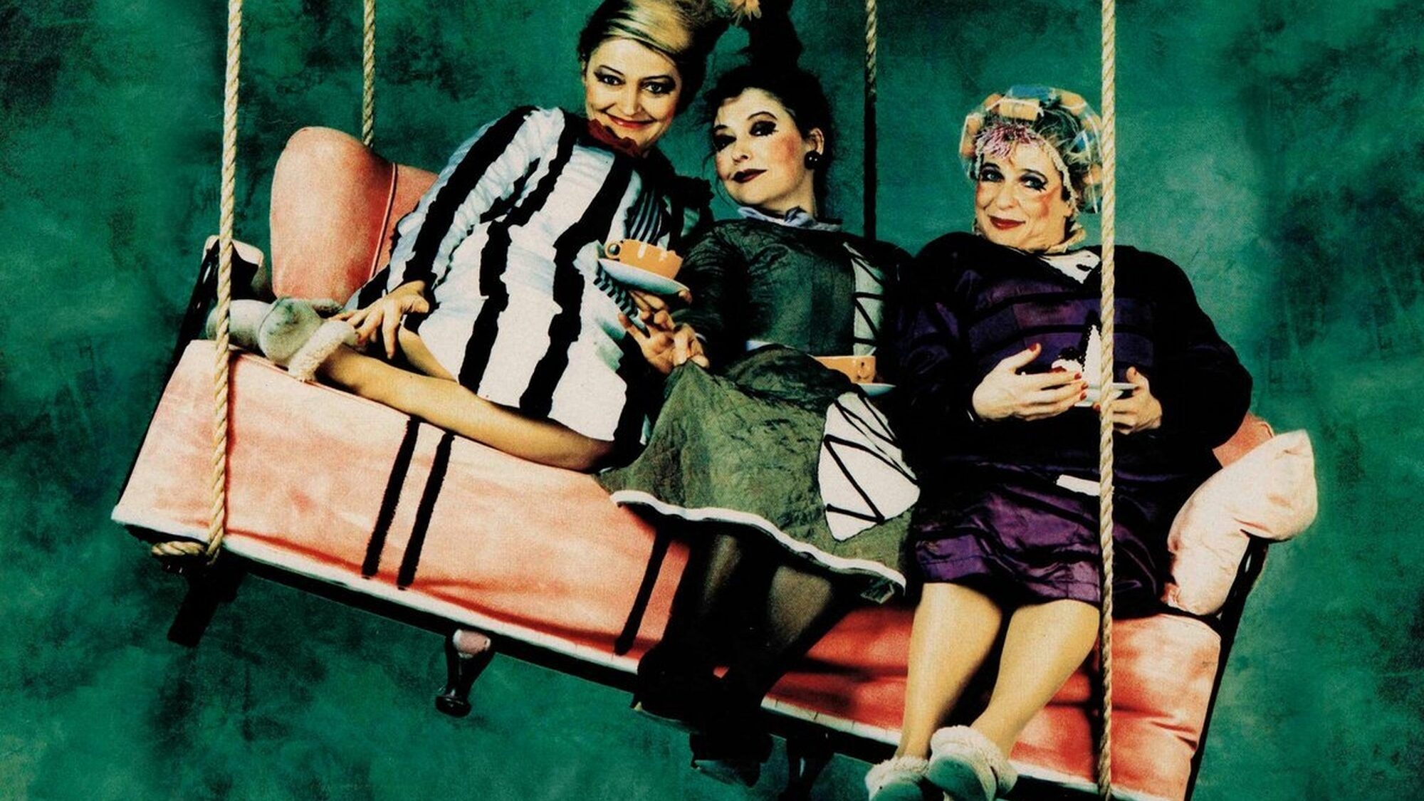 Drie Dikke Dames hangen in een bank in de lucht