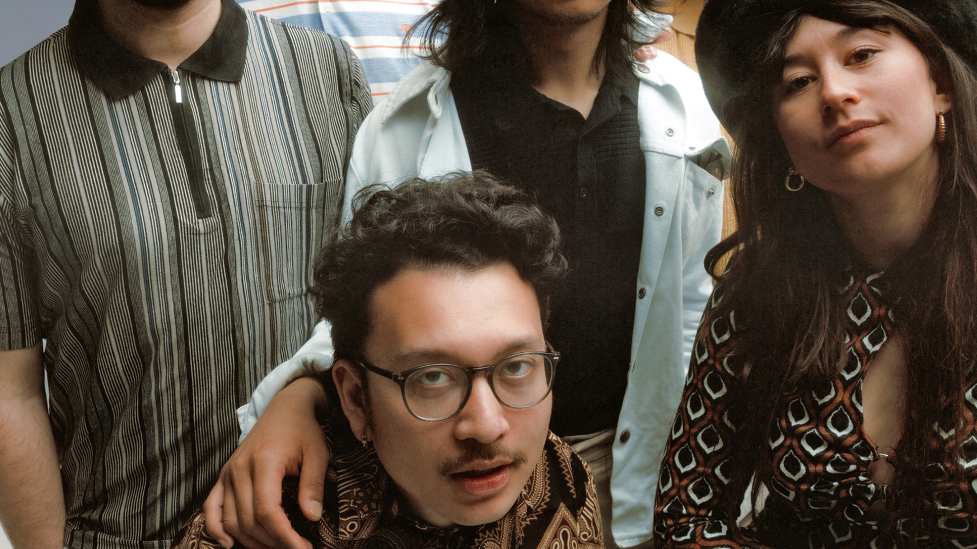 Band Nusantara Beat, bestaande uit zes leden (één vrouw en zes mannen), kijkt in fish eye-lens.