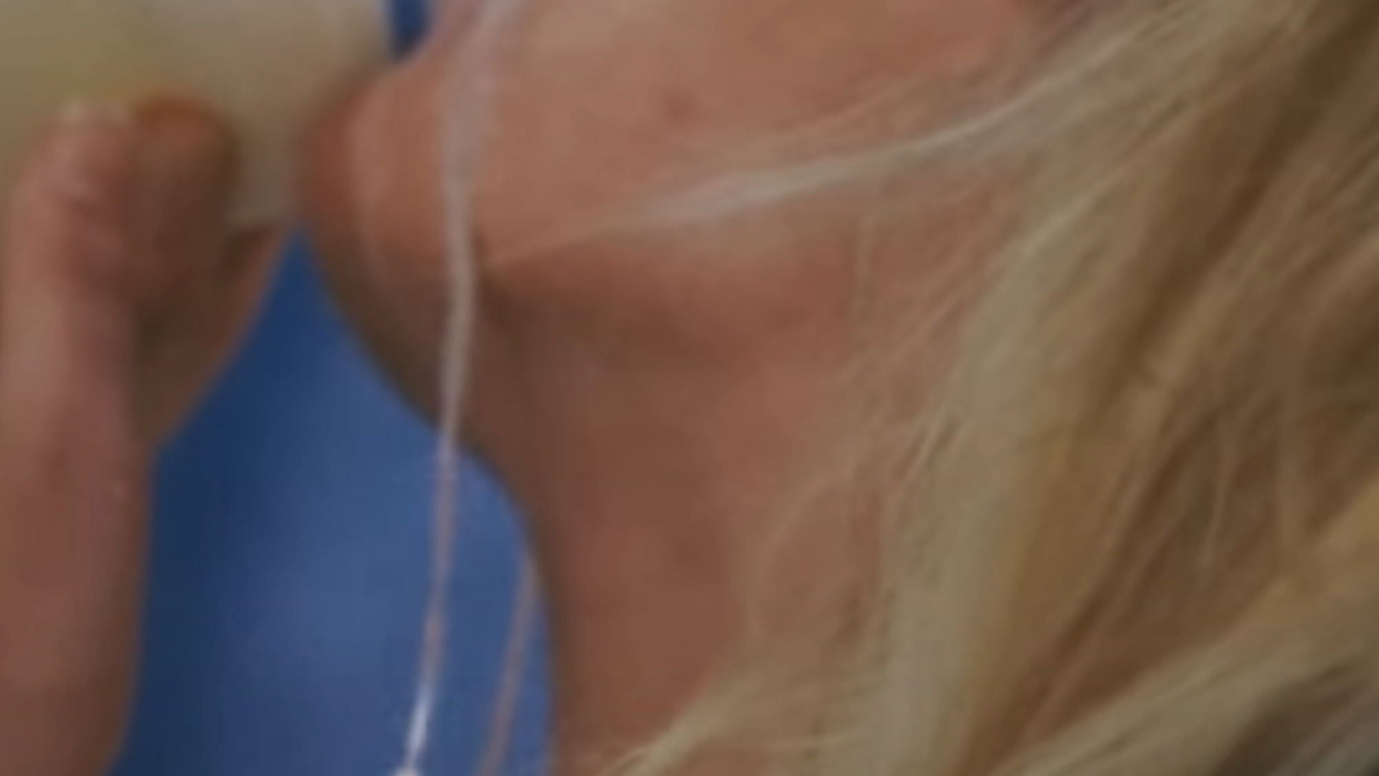 S10 drinkt hier van een pak melk en er druipt melk langs haar nek. Ze heeft een blauwe jas aan.