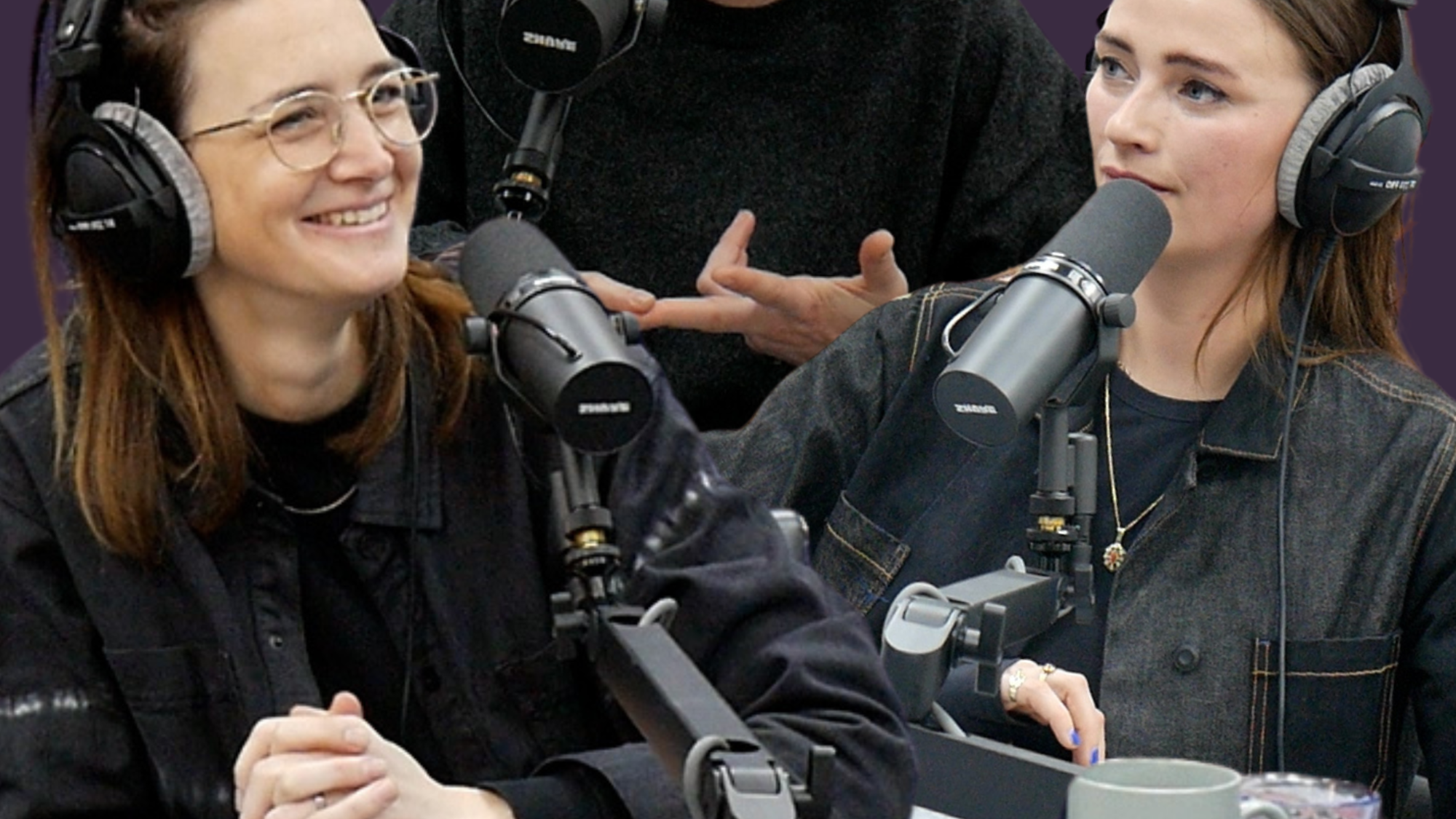 Drie jonge witte vrouwen zitten aan een grijze tafel met microfoons. Ze hebben allemaal een zwarte koptelefoon op. De linker vrouw heeft middelkort bruin haar. Ze draagt een lichte ronde bril en een zwarte blouse. Op haar gezicht heeft ze een glimlach. De middelste vrouw heeft kort blond haar en draagt een zwarte trui. Ze kijkt lachend naar links. De rechter vrouw heeft lang bruin haar en draagt een overhemd van grijze en donkerblauwe spijkerstof. Ze kijkt neutraal naar links.