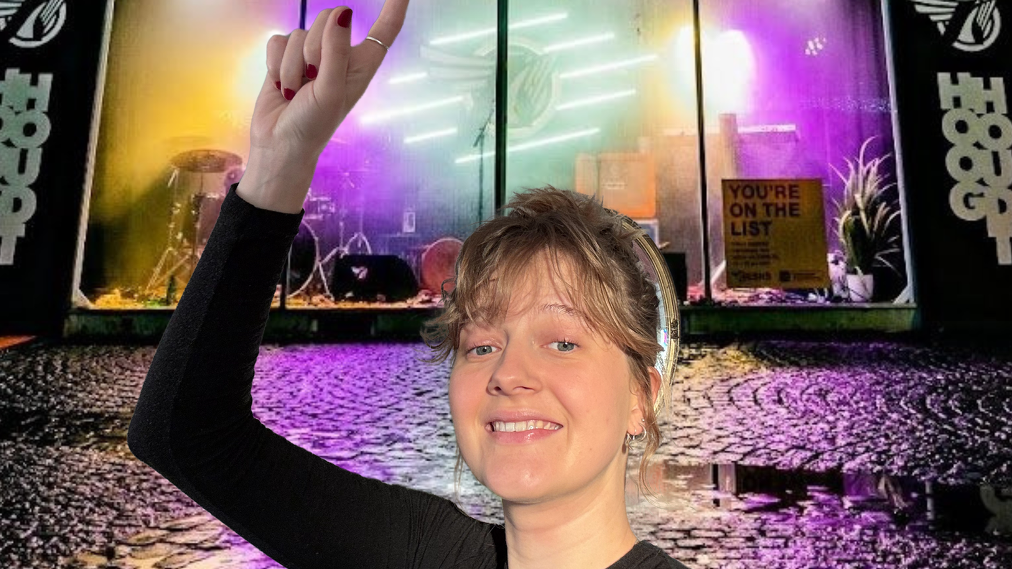 Foto van een plein in het donker, op een regenachtige avond. In het midden staat een gebouwtje met veel glas, met daarop lichtgevende letters ESNS. Daarvoor is een foto geplakt van Pieteke - de redacteur van dit artikel - die naar de letters wijst.