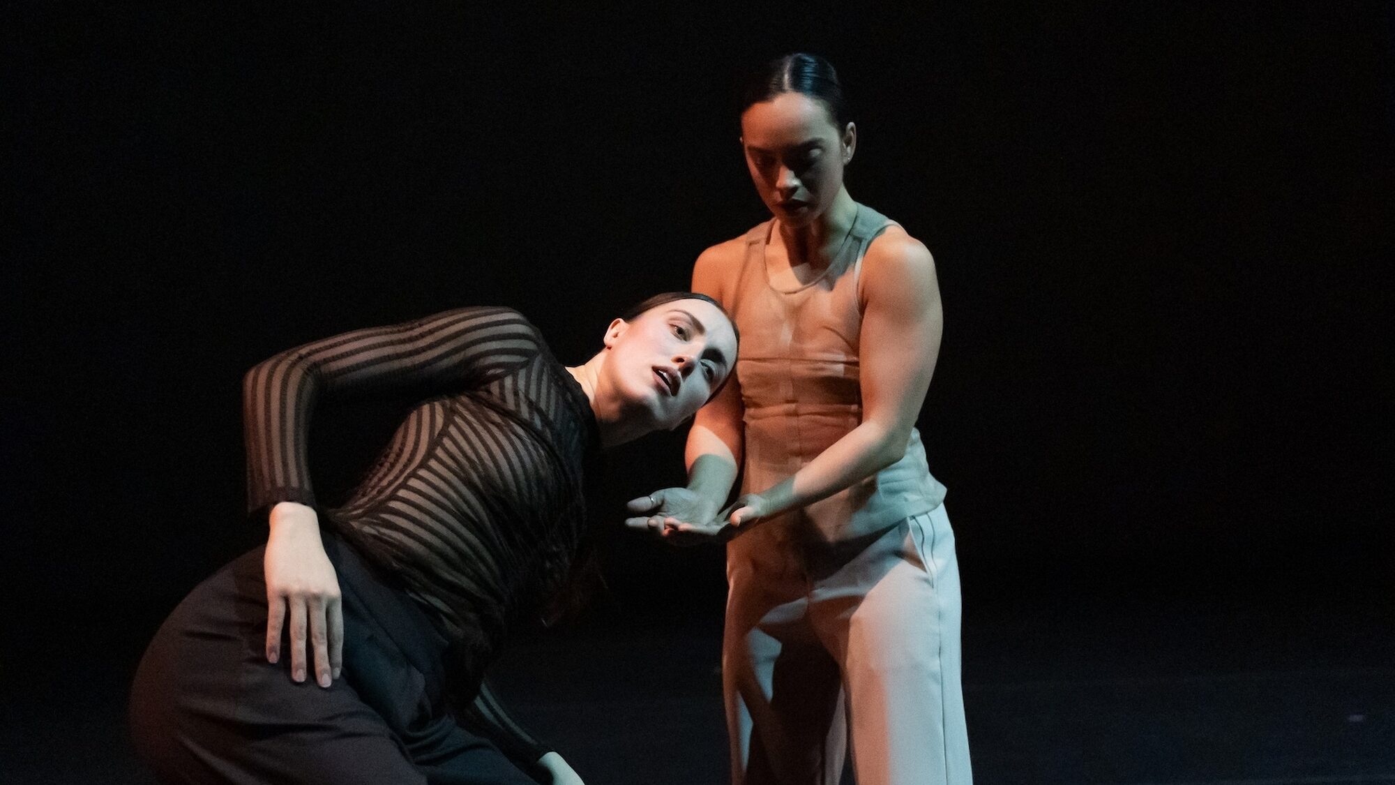 Dansers Evelien Jansen en Amber Veltman in Tender Resistance.