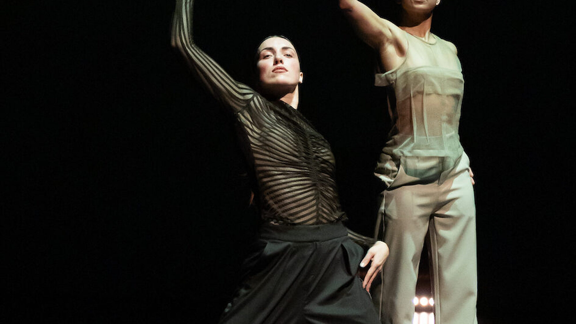 Dansers Evelien Jansen en Amber Veltman in Tender Resistance