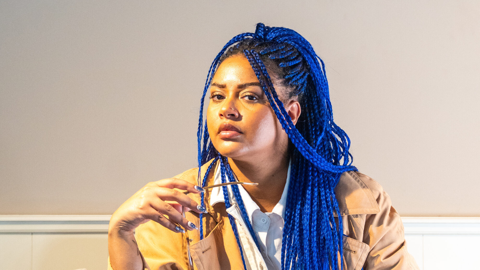 Vrouw met blauwzwarte haren kijken zwoel naar de camera