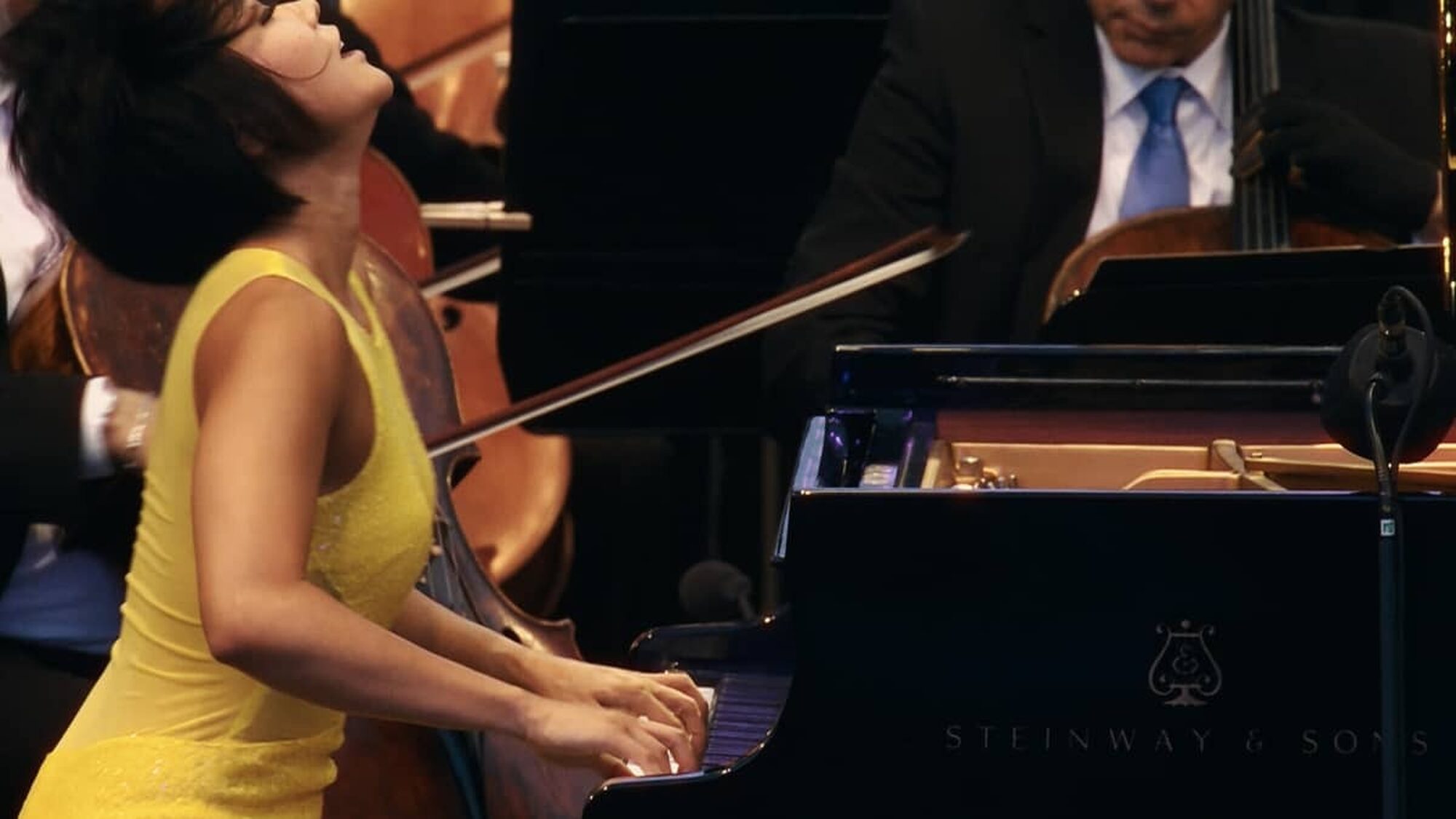 Yuja Wang speelt op een vleugel voor een concertzaal