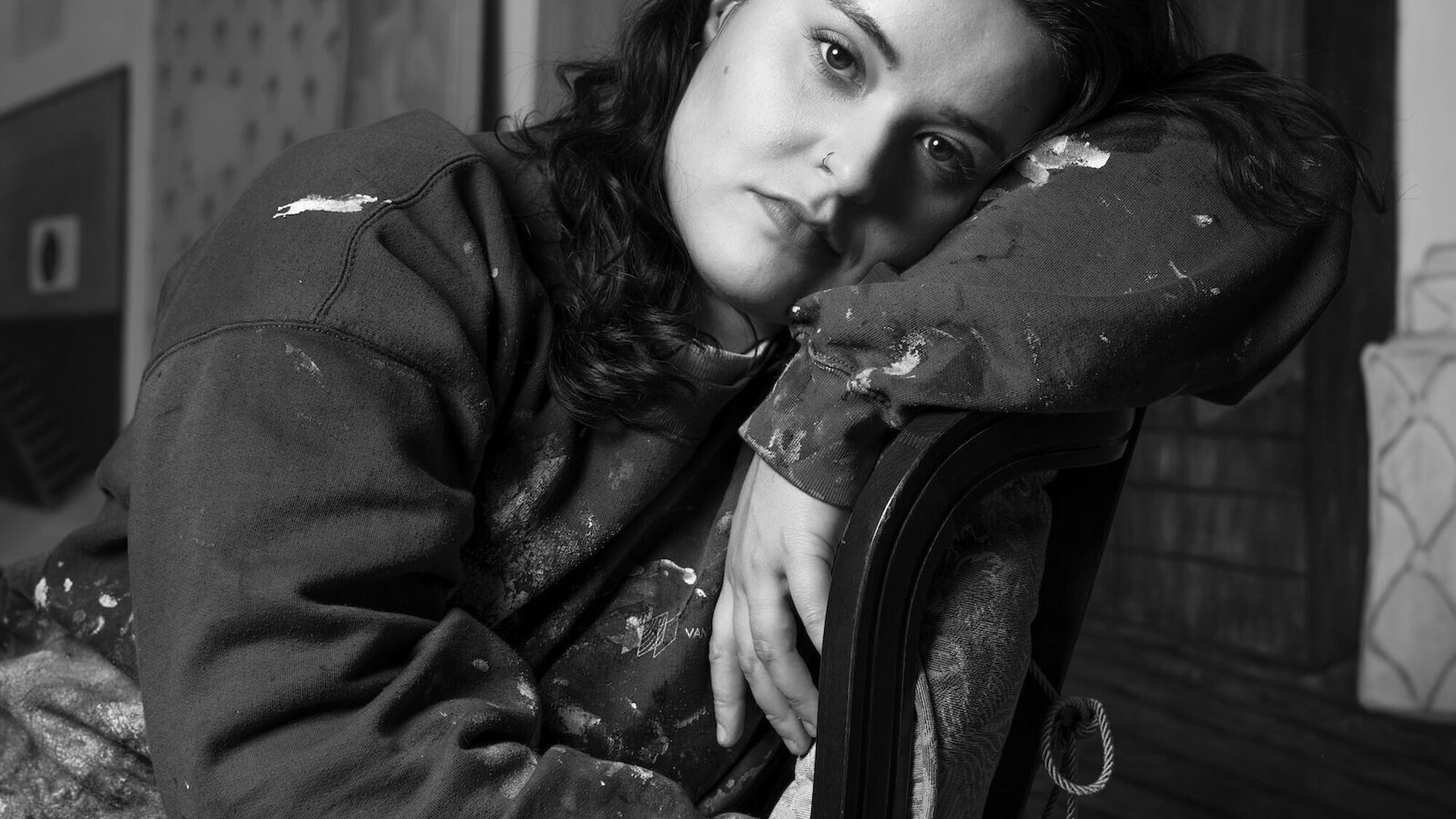 Een van de geportretteerden door Robin de Puy. Zwartwit foto waarin een vrouw in de camera kijkt.