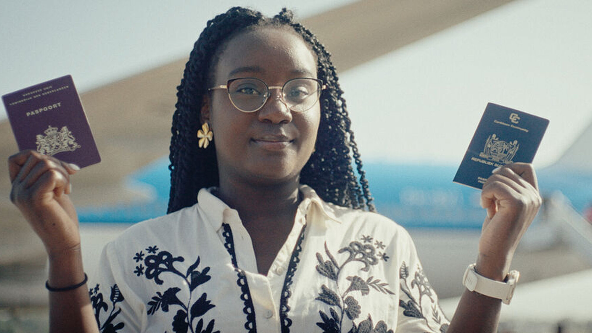 Tirsa With houdt twee paspoorten in de lucht