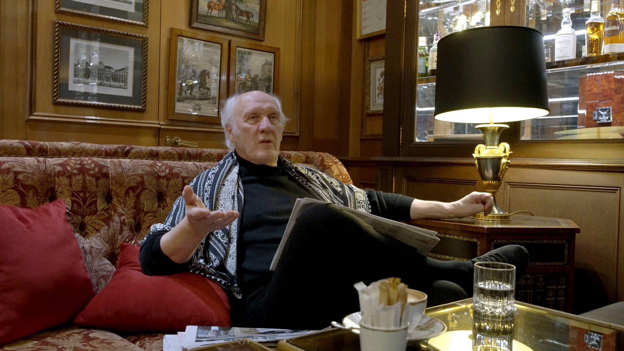 Zanger Herman van Veen zit op een bank te praten