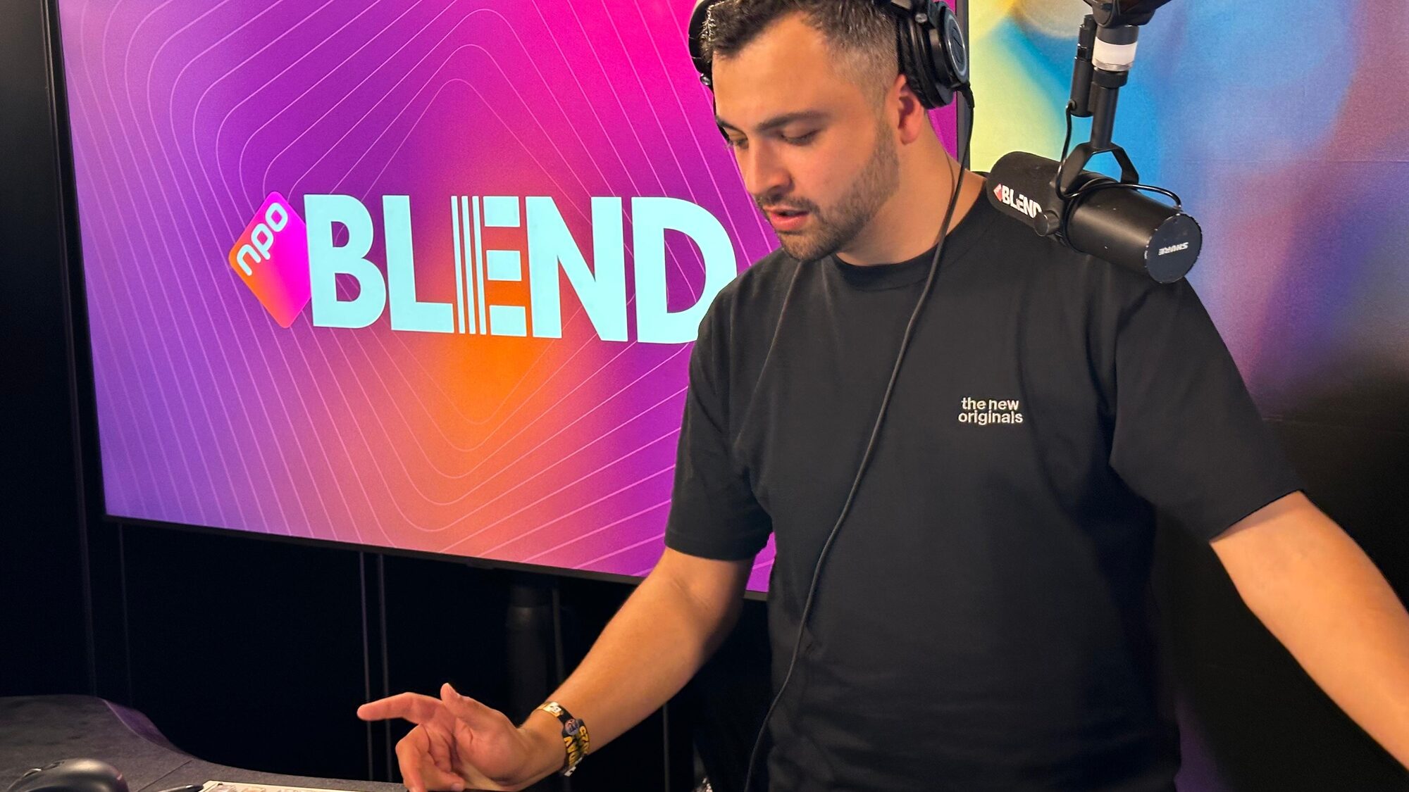 Radiopresentator staat in de studio