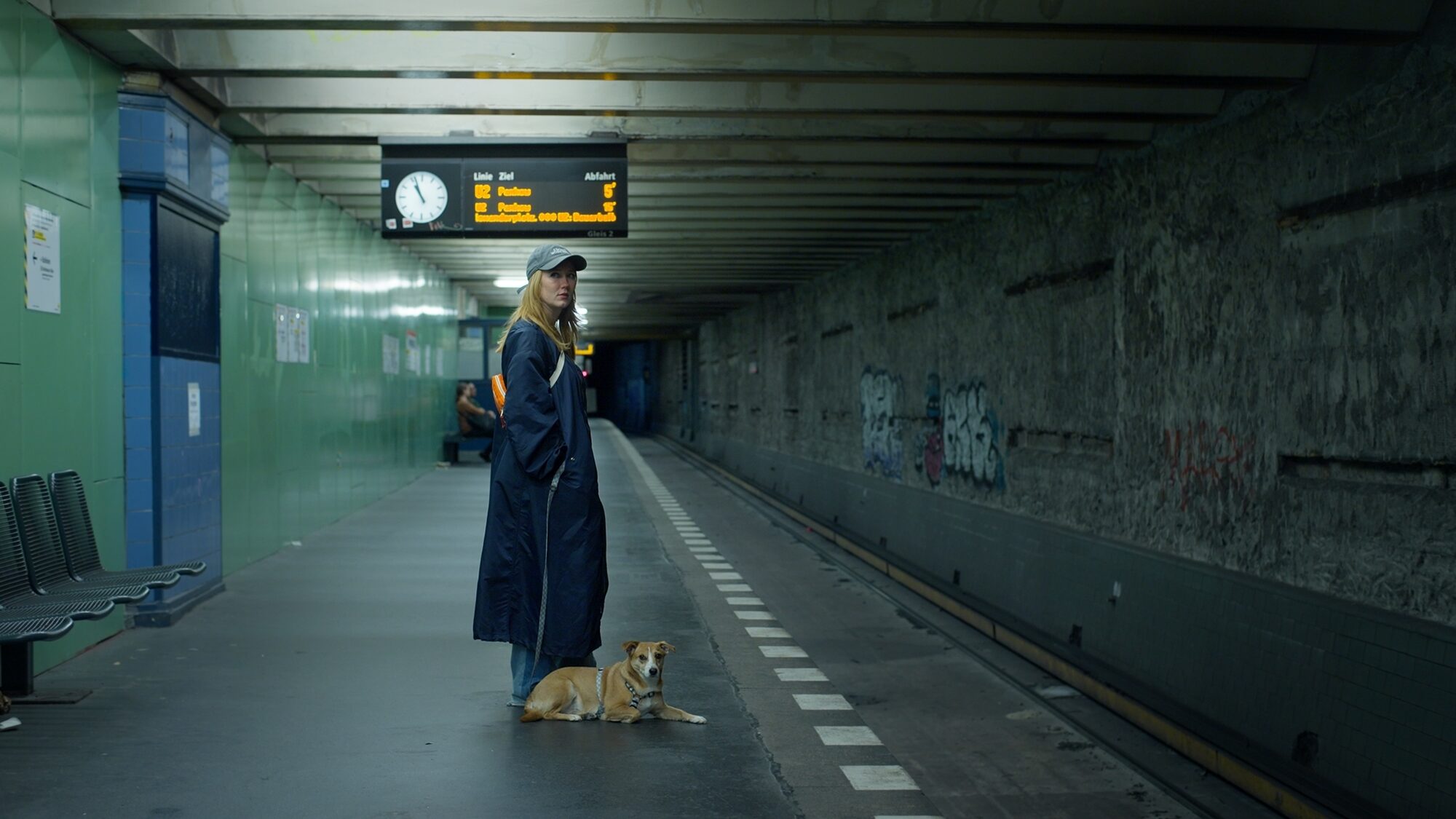 Jip van den Toorn staat te wachten op een metrostation met haar hond